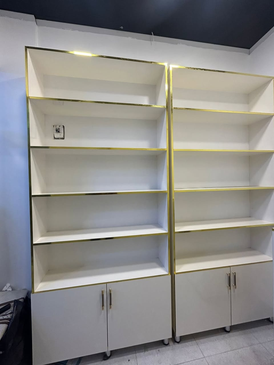 رفوف محل كوزمتك مع ميز كامل شغل درجة أولى وجديد بيع مستعجل 
@الجميع


**إذا كنت صاحب هذا الإعلان وتريد حذفه لأي سبب، رجاءا أرسل رسالة إلى الدعم الفني**