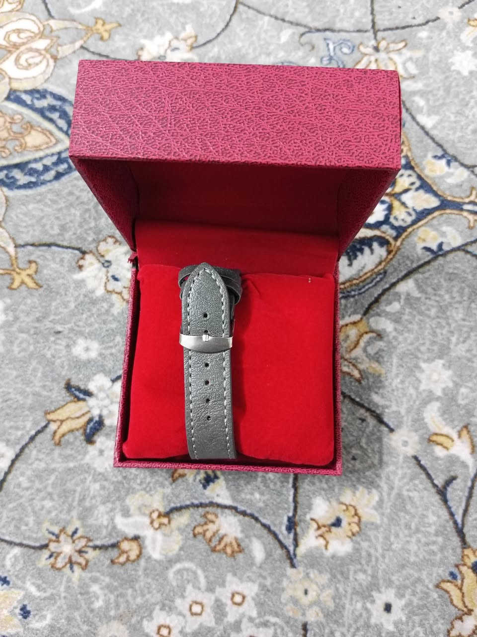 ساعة بشكل راقي ونازك
وغير مستخدمة
السير مالها جلد
يجي وياها محبس هدية بهذا الشكل 
سعر 30 الف مع التوصيل 
تگدر تحجز عن طريق هذا الرقم ***********
