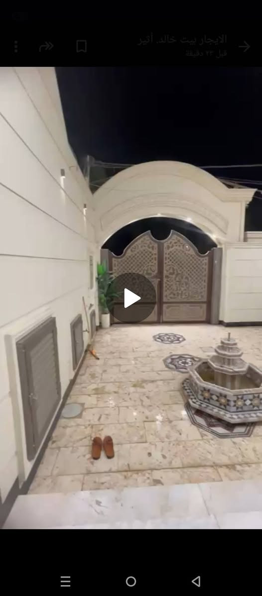 السلام عليكم بيت للبيع مساحته 220 متر طابو صرف حي العسكري شارع ثلاثين مقابل مركز  شرطة المنتصر أمامه ساحه البيت يحتوي على خمسة غرف نوم وهول وصاله ومطبخ وصحيات وطارمه وصحيات خارجيه بناء حديث درجه اولى تفاصيل اكثر مكتب حكيم عبدالله للعقار والمقاولات *********** بي واتساب أو خاص موجود
