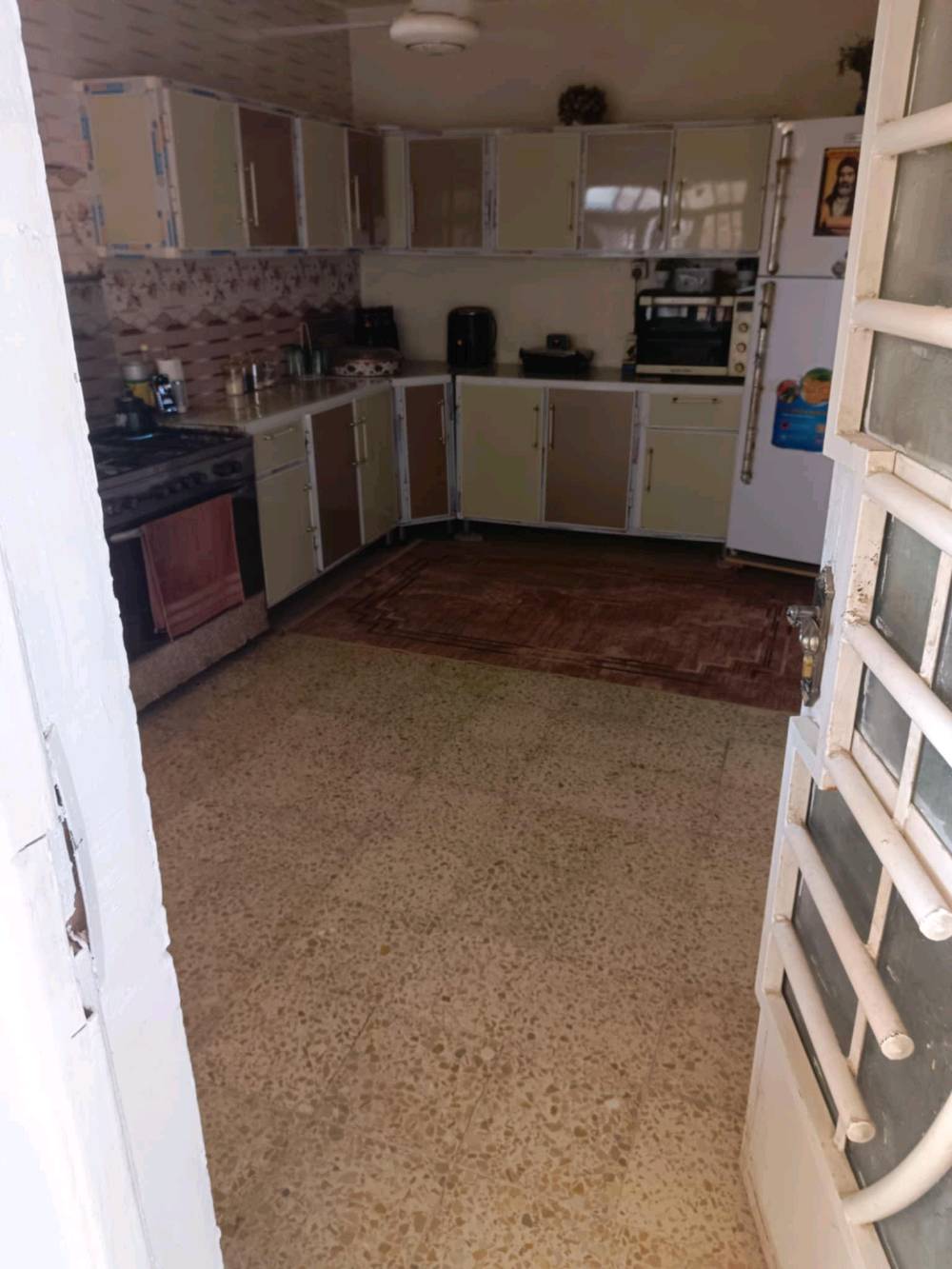 البيت طابو صرف مساحته 135 طابقين 
الطابق الاول غرفتين وصاله واستقبال وصحيات ومطبخ وطارمه 
الطابق الثاني غرفتين وصاله وصحيات وسطح 
العنوان الاسكان القديم خلف جامع الامام الحسن العسكري علما المنطقه موهله حاليا من ضمن 32 حي 