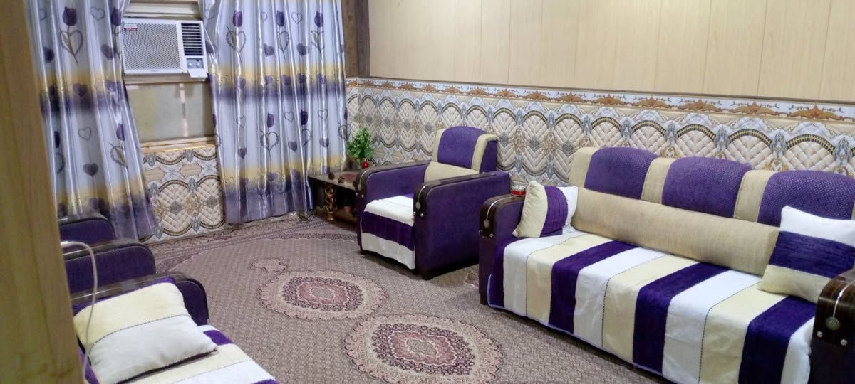 بيت في حي العسكري الثالثه قرب جامع زين العابدين يباع اختياري اما معه الاثاث اماا بدون
المساحه:220 تلث غرف معه مشتمل يحتوي علا غرفة نوم ومطبخ وصحيات 
الرقم الاستفسار ***********
او***********
