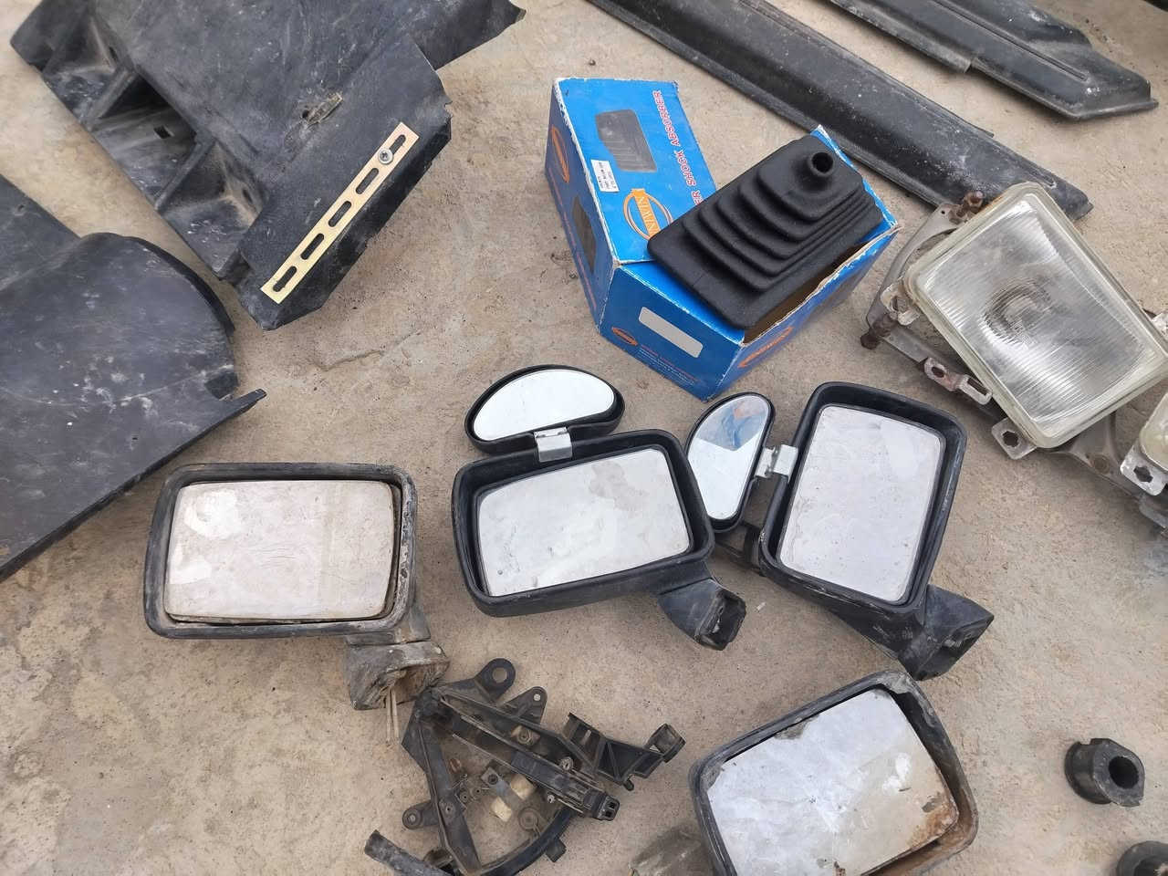 السلام عليكم غراض برازيلي للبيع ابيعهم شلعه سعر 75بيهم غراض جدد ماشادهن لايتات جدد الشراي راسلني خاص او***********العنوان الموصل حي العبور
