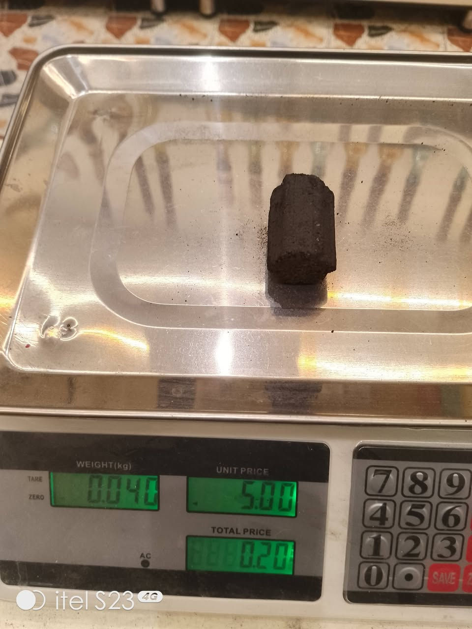 العنوان: 🔥 فحم الصقر "الأصلي" وصل لبغداد - تصفية وجبة النخبة 🔥
​يا أهل النركيلة والذوق الرفيع.. تعبتوا من الفحم اللي يدوّخ؟ اللي بيه ريحه؟ اللي يخلص بـ 30 دقيقة؟ 😤
​اليوم جبنالكم "ملك الفحم" الإيراني مباشرة من مزارع جهرم لبيتك أو كافيتريتك! 🇮🇷✈️🇮🇶
​✅ المواصفات اللي تخليك تشتري وأنت مطمن:
​شكل "أصابع" (مظلع و مشطب و ملس): مرتبة، صلبة، وتطول على الرأس أكثر من ساعتين.
​رماد ثلجي: ماكو هوسة ولا طقطقة، رماد أبيض صافي دليل النقاوة ❄️.
​بدون ريحة أو دخان: استمتع بطعم المعسل الأصلي بدون دوخة راس.
​مفحوص ومضمون: بحكم خبرتي باللغة الفارسية وتعالجي المباشر مع معامل جهرم، فحصت هذي الوجبة قطعة قطعة.
​📦 العرض الخاص (تصفية مخزن):
​الكارتون وزن 10 كيلو صافي.
​السعر: [24 فقط] (سعر تصفية مو سعر شركات!).
​يوجد أسعار خاصة جداً لأصحاب الكافيهات والجملة (للكميات فوق الـ 10 كارتونات).
​📍 الموقع: بغداد (مع توفر خدمة توصيل سريعة لباب البيت).
​📞 للحجز والاستفسار (واتساب أو اتصال):
[***********]
​ملاحظة: الكمية محدودة (باقي 488 كارتون فقط)، الأولوية لأسبقية الحجز!
