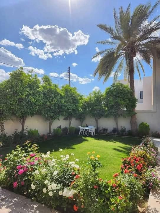 *🌿 خدمة تنظيف وتنسيق الحدائق 🌿*

ملّيت من الحديقة المليانة أوراق يابسة وحشائش؟  
نرجعها جنة بخدمتنا الاحترافية!

*نقدم لكم:*
- قص الحشائش وتهذيب الأشجار والنخيل
- إزالة الأوراق اليابسة والمخلفات
- تقليب التربة وتسميدها
- رش المبيدات ومكافحة الحشرات
- زراعة الزهور والنباتات حسب الطلب
- تنظيف الممرات وغسل الأرصفة

*ليش تختارنا؟*
- شغل نظيف وسريع
- أسعار مناسبة للجميع
- نجيك وين ما كنت داخل بغداد
- نستخدم معدات حديثة وفريق خبرة

📞 للحجز والاستفسار: اتصل على [***********]
📍 نخدم جميع مناطق بغداد
