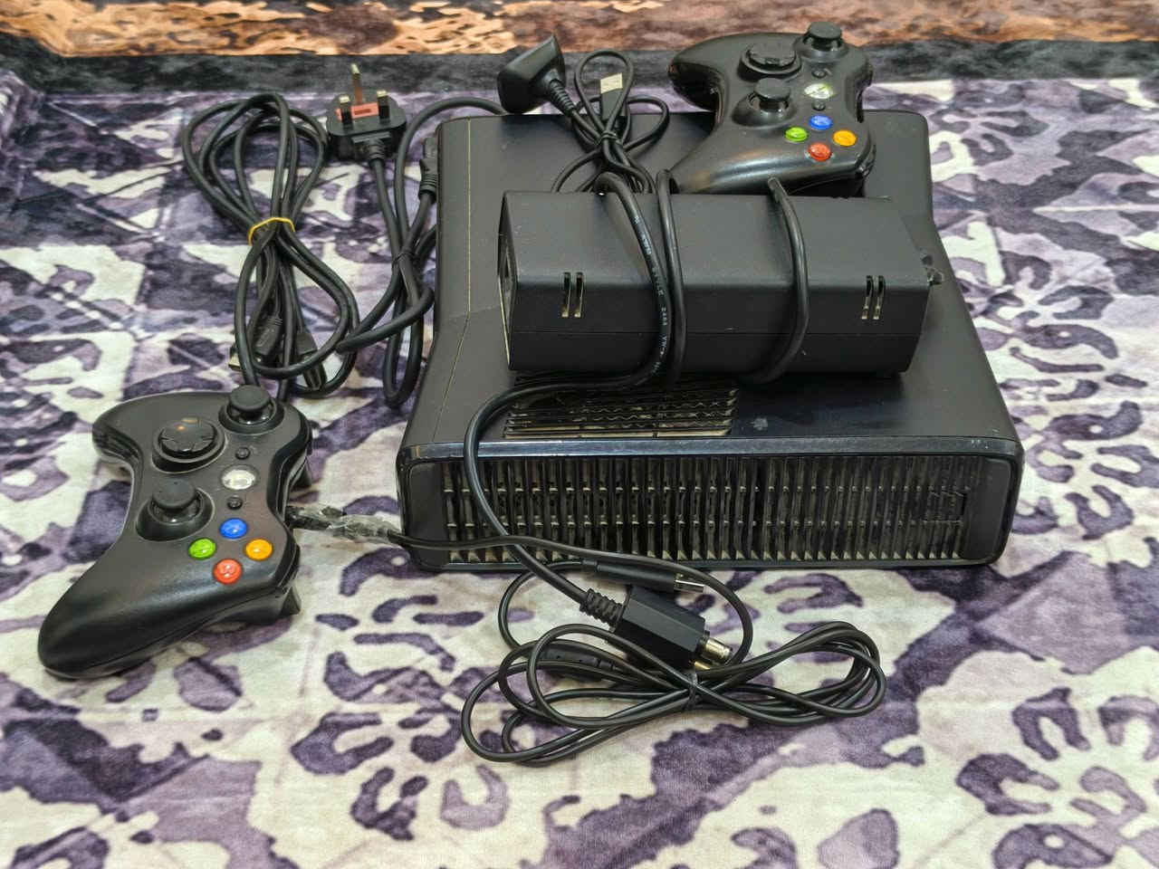 بلي اكس بوكس 360 نضيف بي 97 لعبة
ردد ردمشن 
Gta5
موتل كوبات والعاب كلهن حلوات 
السعر 100 وبي مجال للستفسار ***********
