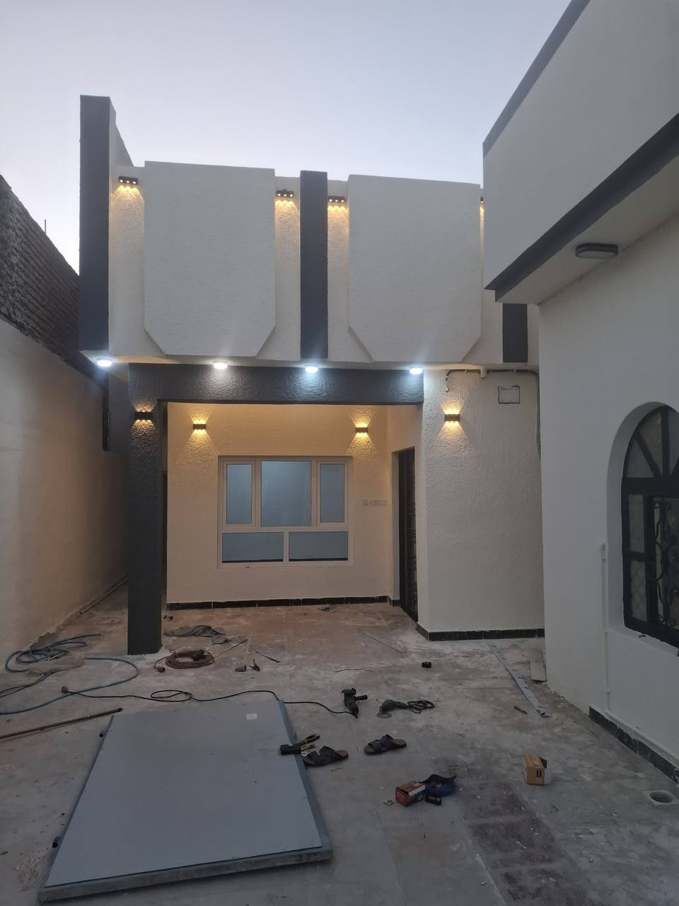 السلام عليكم الدار مع المشتمل للبيع المساحه الكليه 300متر منطقة الضباط حي العسكري ثاني فرع عن شارع 30 للاستفسار  ***********  /***********
