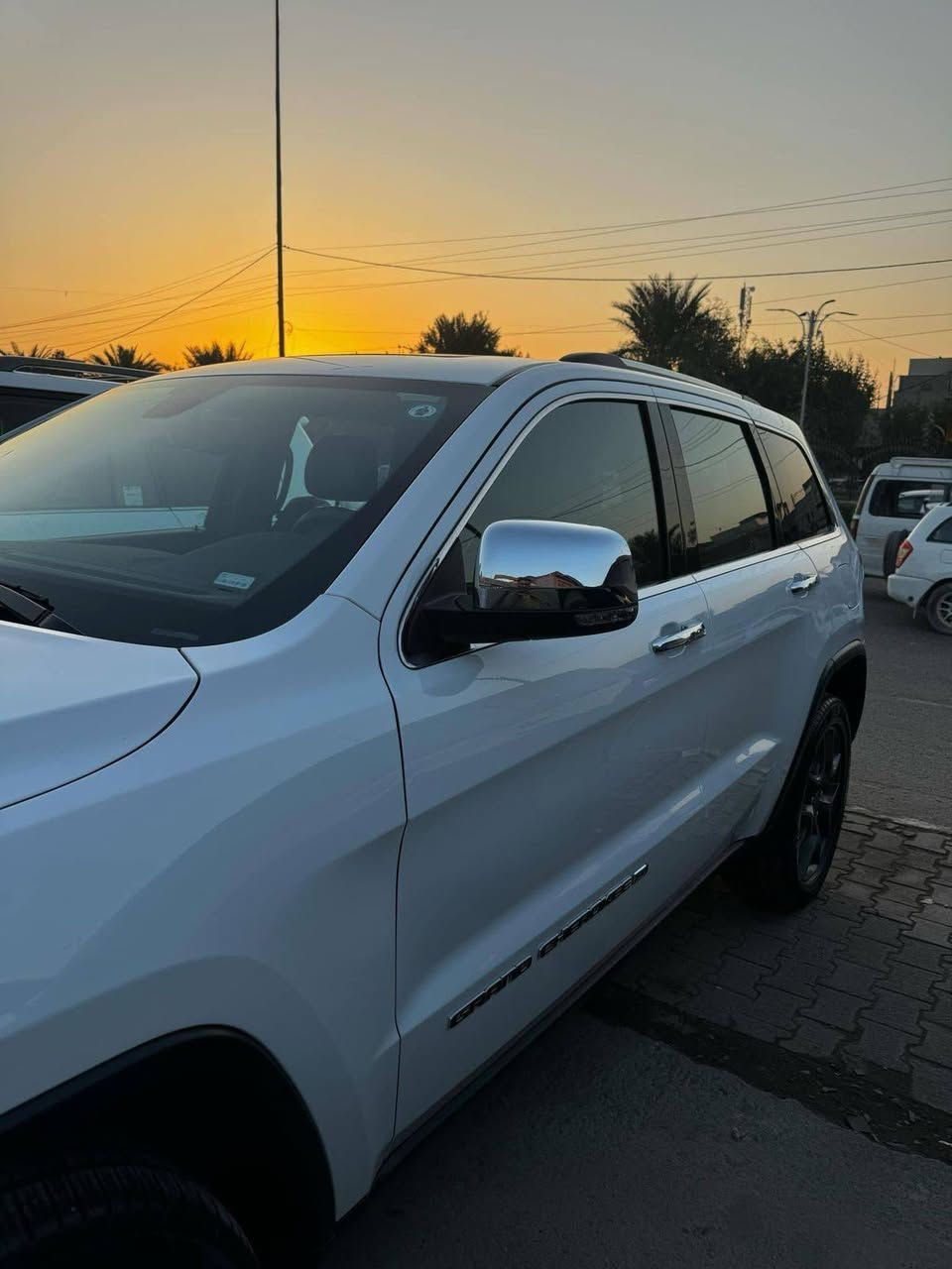 جيب جراند شيروكي Limited X 2022 فول مواصفات امريكي وكالة نظيفة كلين عدا طخة بسيطة موضحة بالصور، ماشية 68 ألف ع وضع الشركة،رقم بغداد سنوية وهزة جديدة تشغيل وإطفاء أوتوماتيكي وتشغيل عن بعد، 5 ركاب، فتحة سقف، بصمة، كشنات كهرباء وخزن ميموري، جلد تدفئة وتبريد، ستيرن مدفأ، صندوق خلفي كهرباء، تاير ويل S، تخم تايرات  بطارية جديدة، سيت أرضيات وكتلوكات الشركة، محرك V6 سعة 3.6 لتر
السعر ٢٩٠ وبيها مجال
*********** واتس
***********
