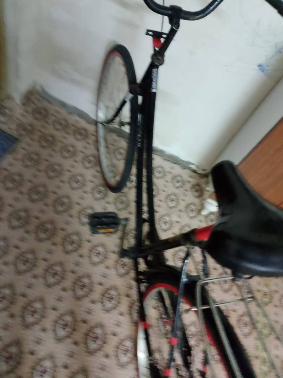 سلام عليكم بيسكل سياحي 26 شركته سانتوس مديل 16 بيسكل حلو ما ناقصه شي اي عطل مابي احله من الصور الصور ضالمته  نضافه 90 /100 غراضه كامله مكاني بصره السعر 80 وبي مجال رقم ***********
