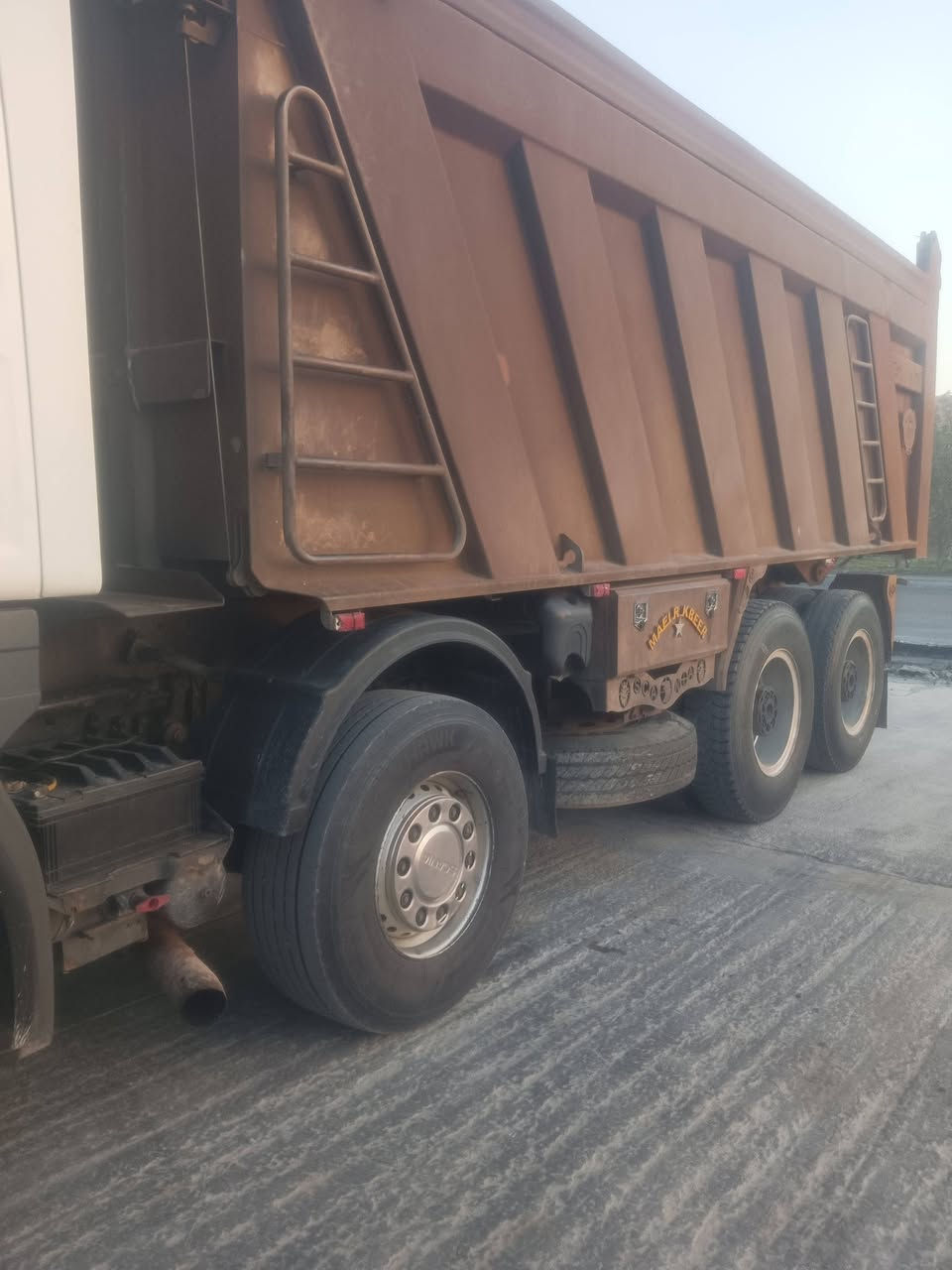 السلام عليكم سكانيا عكرب للبيع مجموعه خفيفه 26 كير 3ب3محرك 8 انجكترلاتنقيص ولا تبخير الرقم بصره سنويه ل 28 الموديل 2001 مامعلايه تحويل السياره كفاله عامه مكاني البصره الزبير الرقم الهاتف ***********
