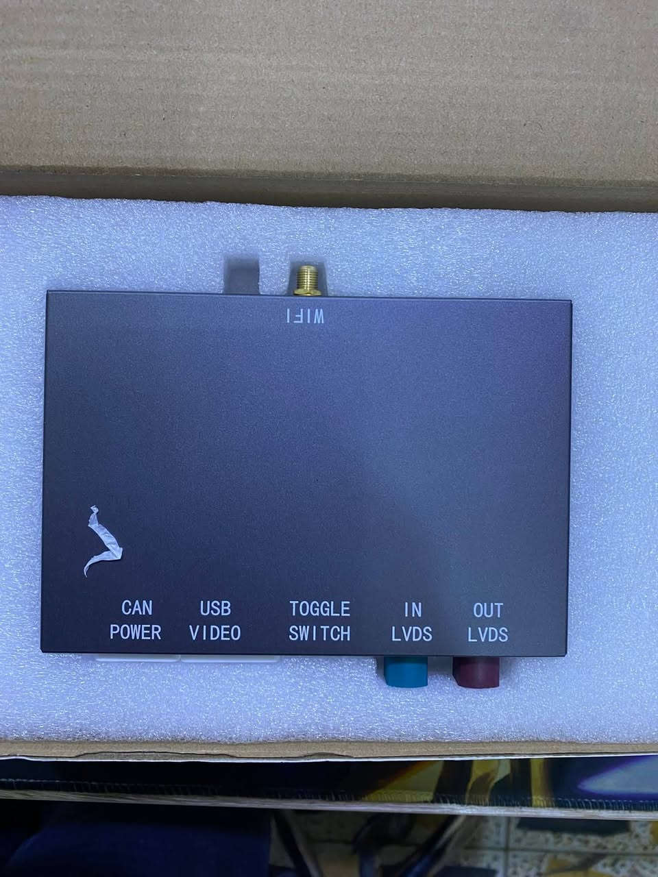 هذا الجهاز هو عبارة عن وحدة تحديث لنظام CarPlay اللاسلكي و Android Auto مصممة لسيارات BMW. 
الوظيفة: يتيح لك إضافة ميزات CarPlay و Android Auto إلى شاشة سيارتك الأصلية. 
التوافق: متوافق مع سيارات BMW المزودة بنظام NBT، مثل الفئة الأولى (F20/F21)، الفئة الثالثة (F30/F31/F34)، وغيرها من الموديلات المدعومة. 
التوصيلات: يحتوي على منافذ لـ LVDS (للشاشة)، USB، الطاقة، و CAN. 
الميزات: يدعم الاتصال اللاسلكي، مما يتيح لك استخدام الخرائط، إجراء المكالمات، وإرسال الرسائل عبر شاشة السيارة.


**إذا كنت صاحب هذا الإعلان وتريد حذفه لأي سبب، رجاءا أرسل رسالة إلى الدعم الفني**