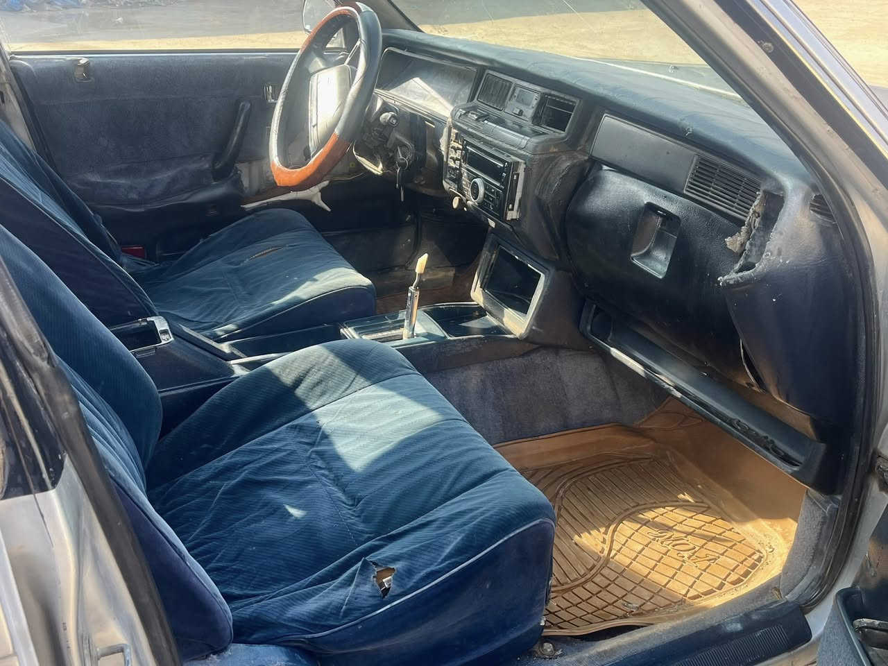 السلام عليكم للبيع  سيدان موديل 1988

محرك بي لاستيك ولف شرط ولا بخار ولا صوت 

كير شرط اوتو لايت عالي ناصي دبل اشاير اربعه 

صبق جماليه فقط عم بدون ضربه

سياره حيل جديده كشواصي ودواخل 

تبريد شغال تدفهه بس عندي الفان فصل 

صدر جديد وتخم تاير جديد مسجل شغال 

رقم انبار سنويه خضره حائز 3 مابيهه وكاله 

ولا تحويل ابيع كفاله من سرقه وعشاير 

مكان السياره صلاح الدين بيجي متواجد عل فيس 

رقمي *********** السعر 22وبيهه مجال 

ويرهم مراوس حسب القناعه
