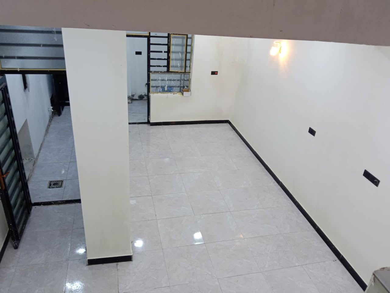 دار للبيع 100 متر حي المكرمة.  طابق ونص جديد ما مسكون بسعر مناسب للاستفسار الاتصال على الرقم *********** او مراجعة مكتب الگرعاوي للعقار
