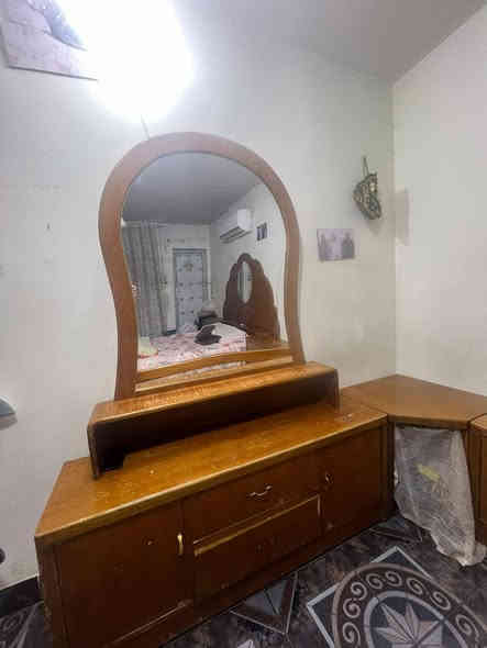 السلام عليكم 
غرفه اخشاب بس يرادلهه صبغ وشويه تعديلات مثل مموضح بالصور 
الزعفرانيه الاربع شوارع 
السعر ٦٥٠
الاتصال على الرقم الموجود ***********
