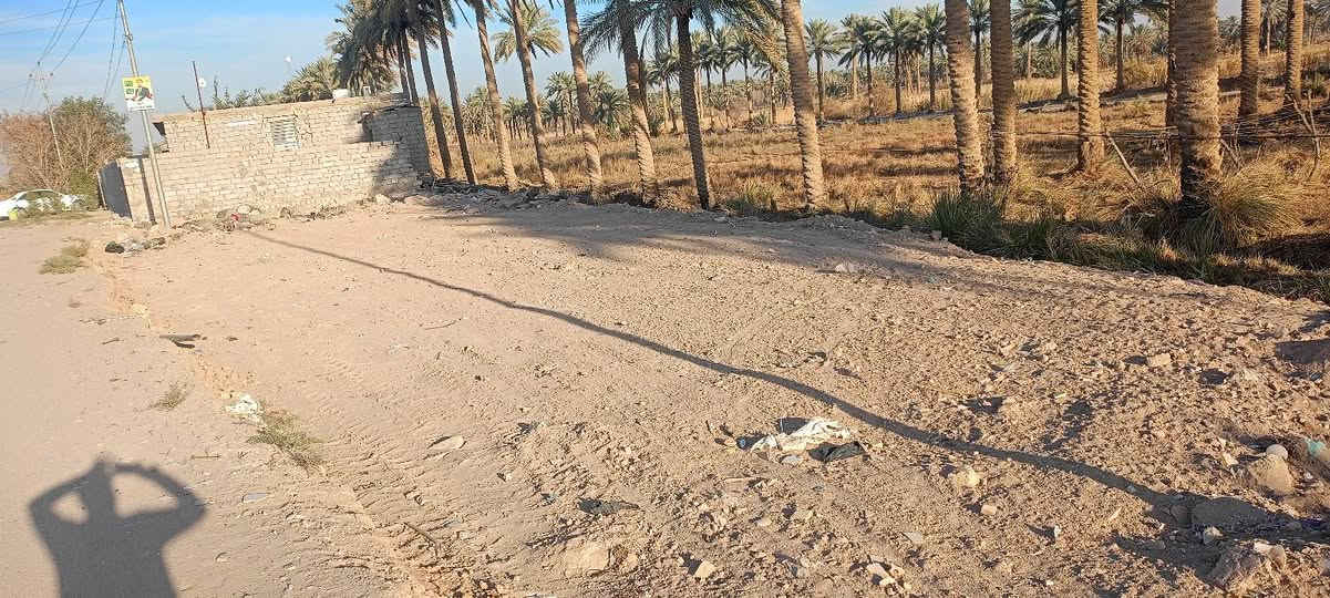 السلام عليكم قطعه للبيع مساحته
600م ع شارع العام قرب الجسر ال عيسى 
تصلح سكن او مخزن او محلات للستفسار 
ع الرقم ***********
