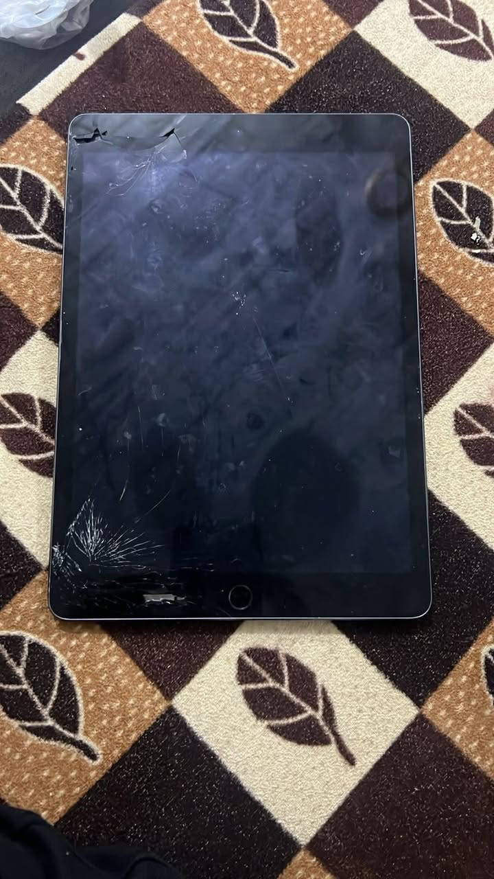 سلام عليكم ايباد 9ذاكره 128شرط حسابه بطاريه 93 بعده جديد كارتونه ويه عيب فقط لمس يتبدل اب 25سعر قفل بدون 170معامله ***********
