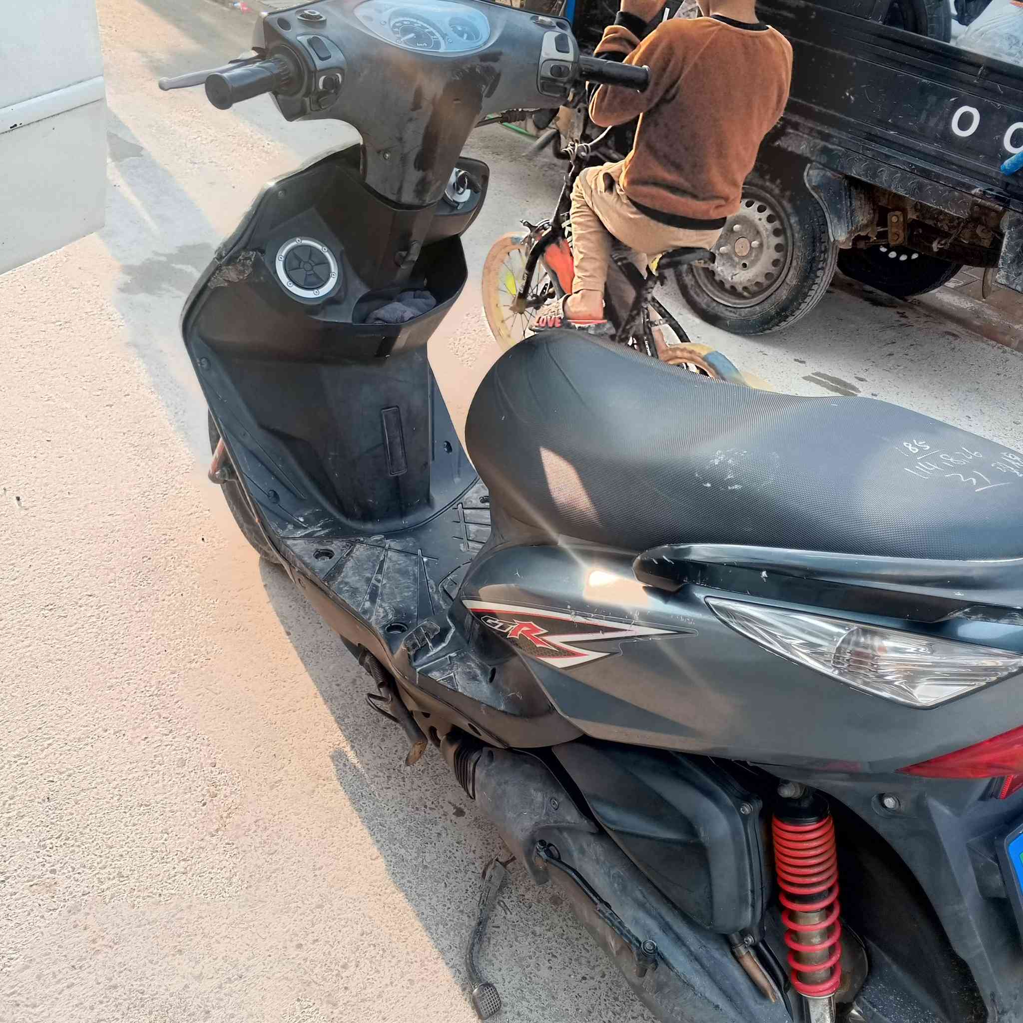 السلام عليكم حبايب ماكس ثعلب صارلهة شهر ونص من نازله رمبه برغي ممحطوط عل مكينه كلشي كامل كلجات سلف نكره هندر مابيها ولا نقص السعر 800 وبيها مجال عنوان مدينه الصدر الرقم ***********
