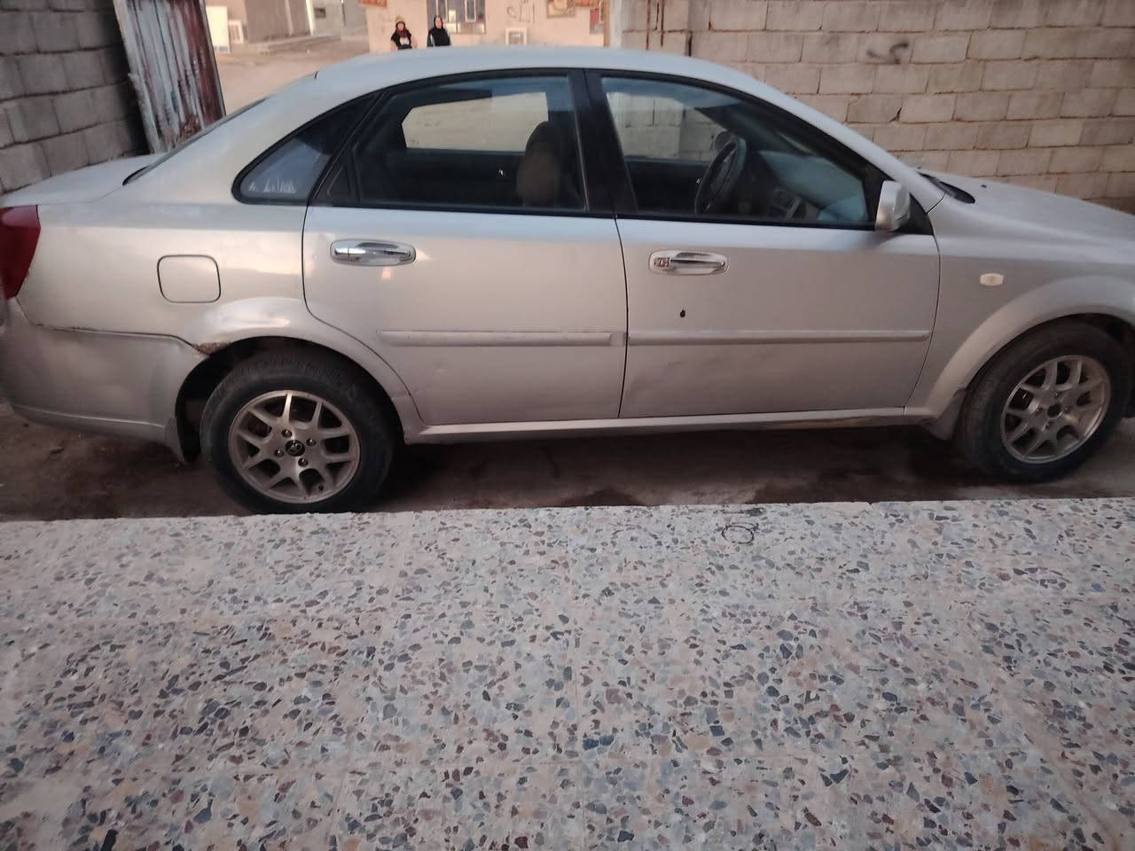 سلام عليكم وبتره لبيع لفين ٨ سنويه ٢٩ سياره نضيفه بس بيهه شجراد ***********
