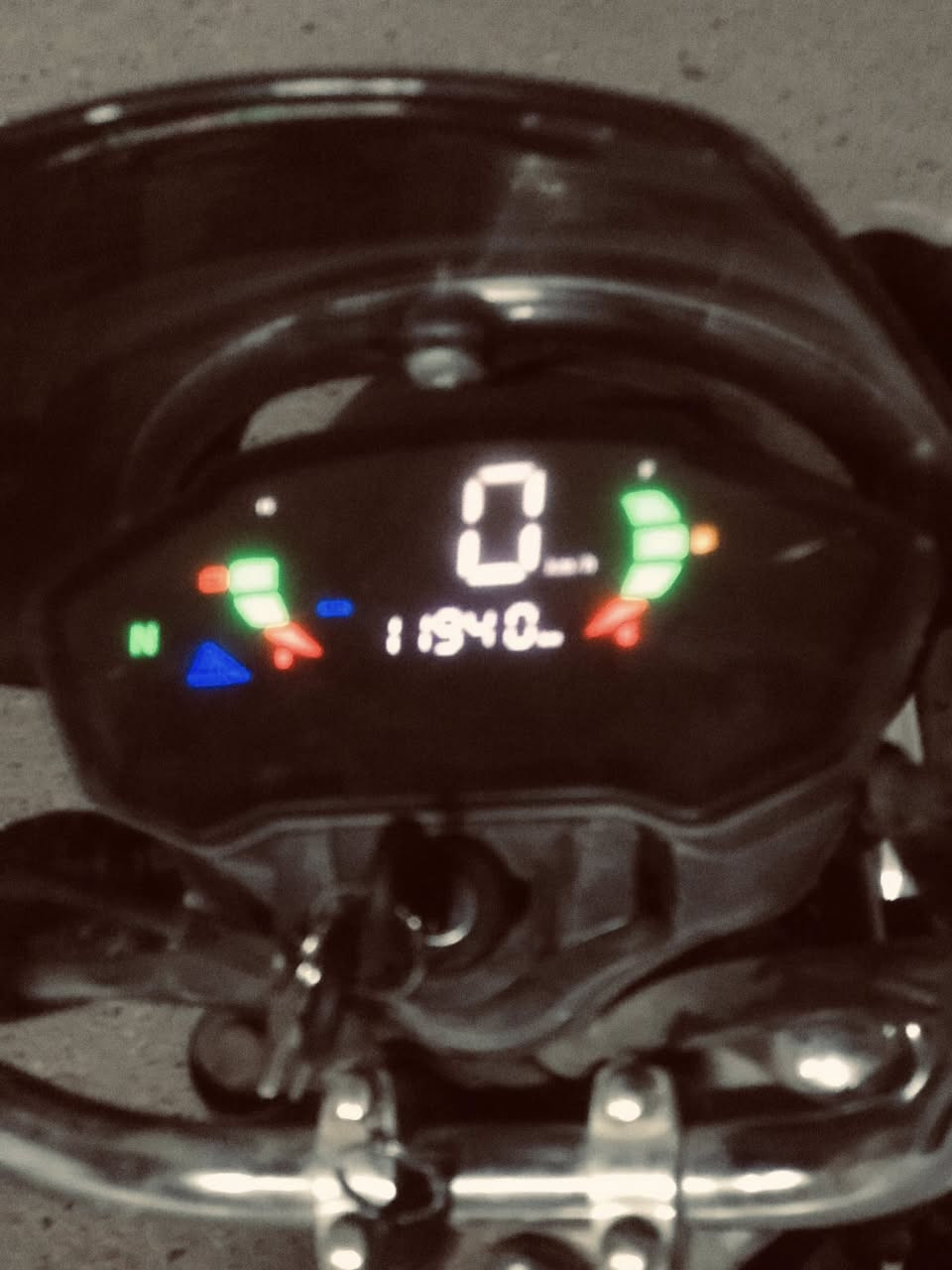 سونك ماكس -1 دراجة نضيفة صوتهة ناعم كاملة من كلشي تجي بعينك تشوف موديل 2025 ماشية 11 الاف  نقصهة بس صفاحية يسرة ول باقي انكر سلف وطلع محرك نضيف اوراق معرض مزودة ب زنون ودرع الدراجة خير من الله ما مشتغل بيهة ابد سعرهة 850 وبيهة مجال للشراي مكاني بغداد جسر ديالى القديم *********** واتساب
