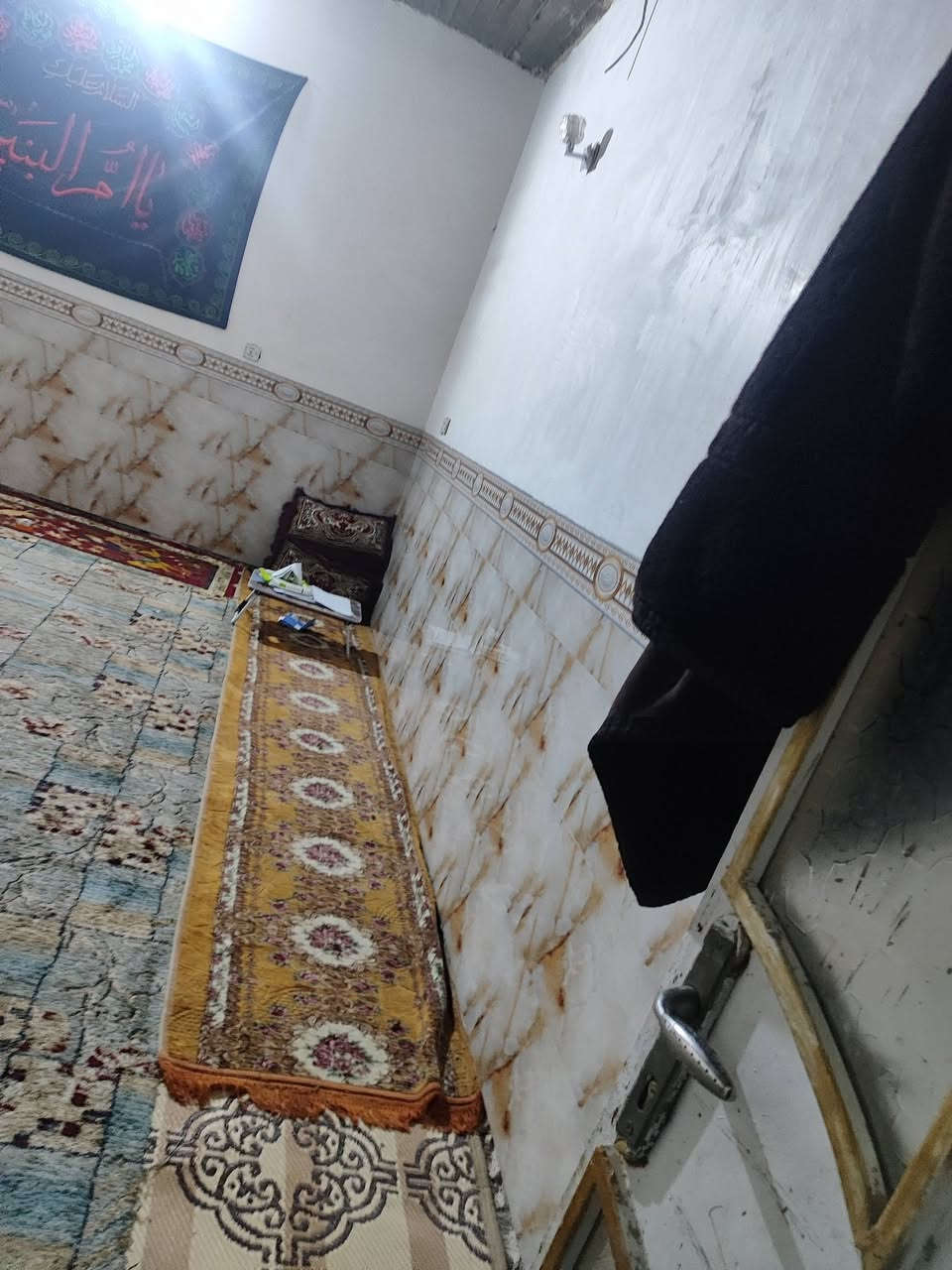 بيت للبيع المساحه 220م غرفتين وصاله ومطبخ وصحيات وستقبال وطارمه صب كونكريت قرب المستوصف نجف الاشرف حي الرحمه مراجعة مكتب الخزعلي للعقار ***********
