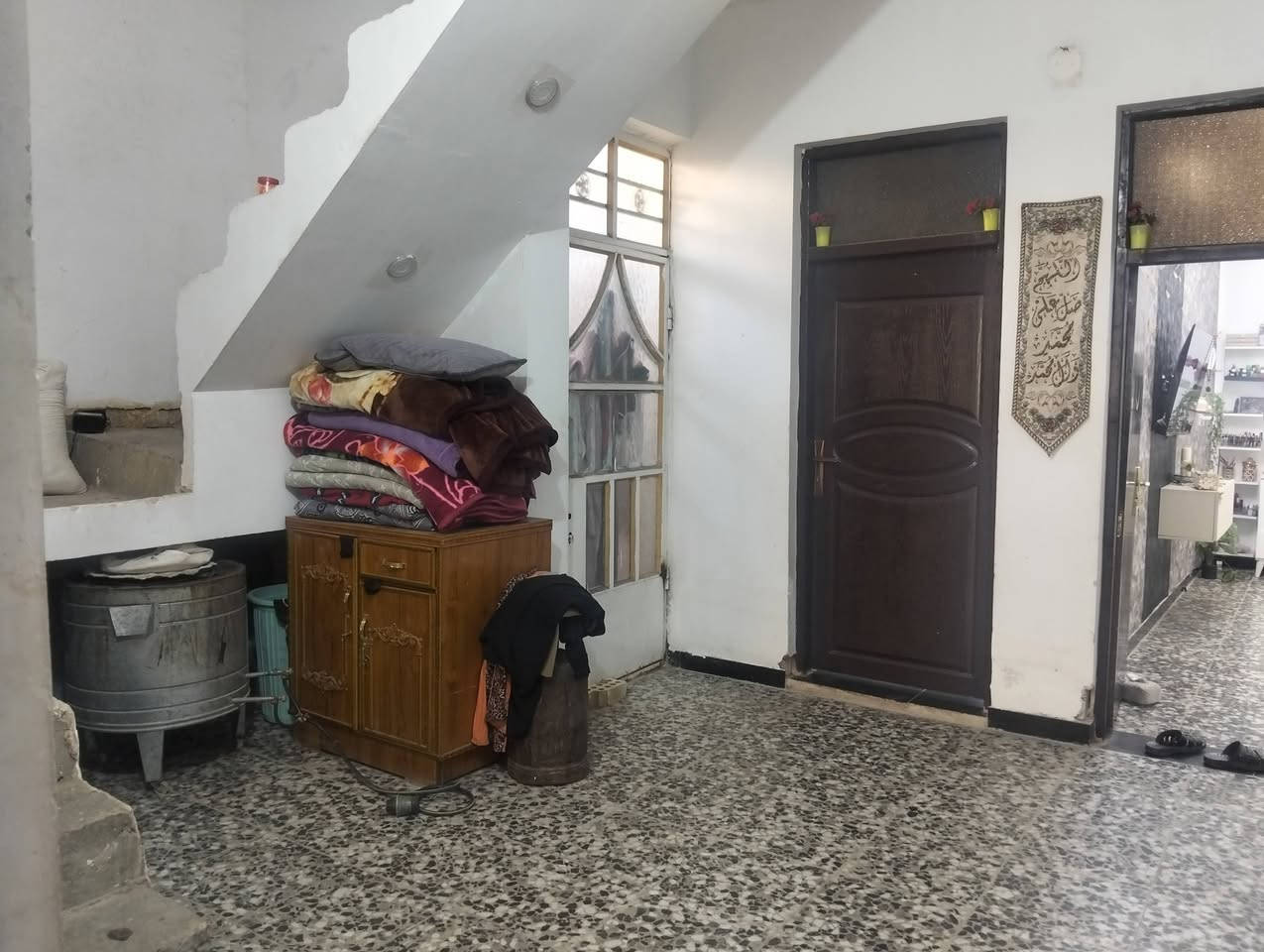 السلام عليكم بيت المساحة 150 متر الواجهة 7.50  النزال 20 التفاصيل داخل المقطع العنوان شارع المضخه في شارع البزل منطقة حي الأمل المنطقه ماء كهرباء وتبليط للأستفسار الأتصال ع الرقم ***********
