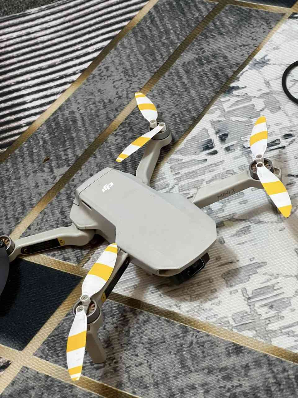 درون مني 2 لدرون نضيفه شغلهه حلو ملحقات كامله بطاريات عدد3 شراي يطب سعرهه 550 وبيه مجال مكاني البصره يوجد توصيل  ***********راسني واتساب وانه خادم
