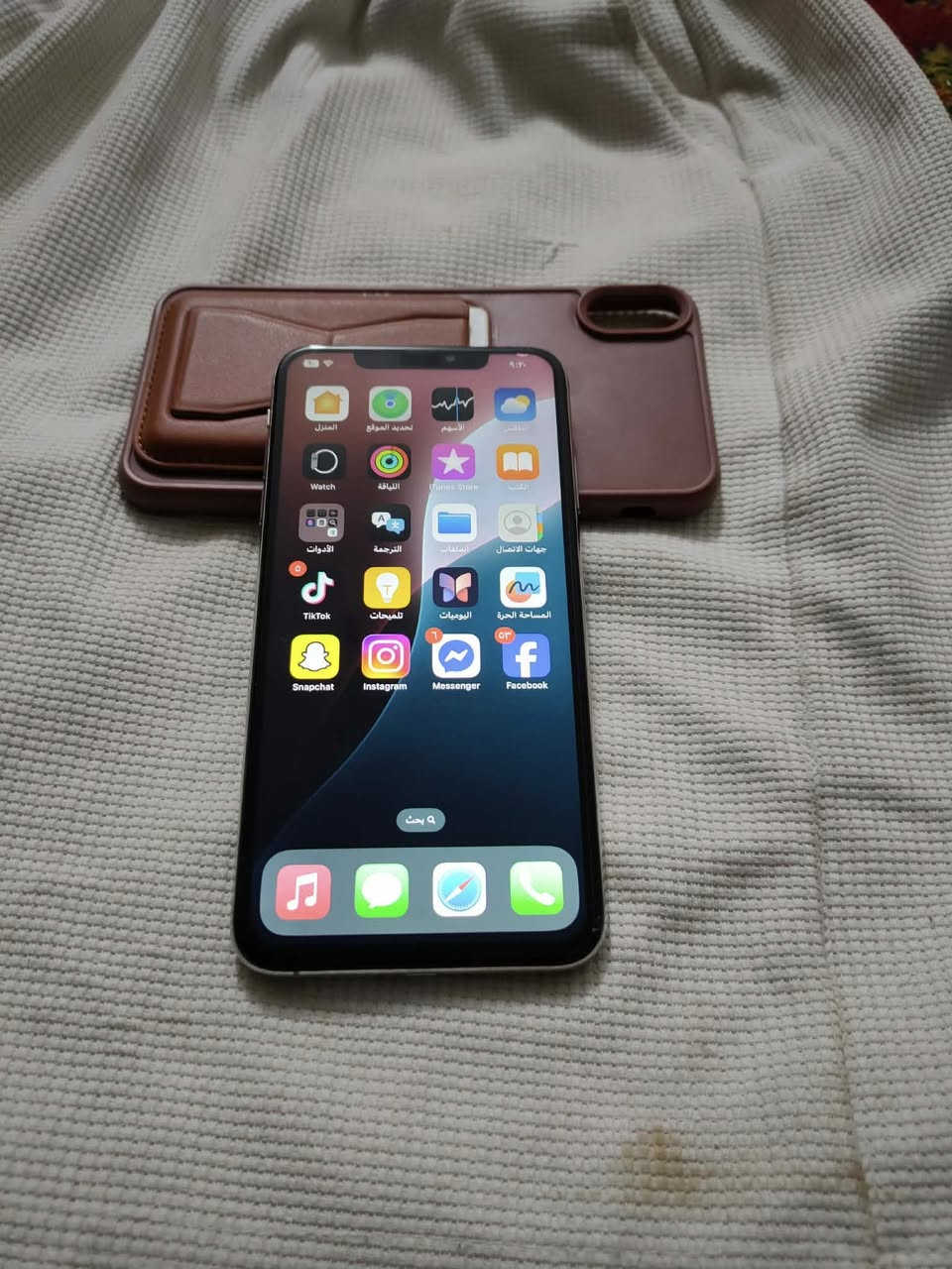 سلام عليكم ‏آيفون اكس ماكس الجهاز ما نبدل أي قطعة الذاكرة 256 بطارية78  بصمة الوجه شغالة جهاز به فطر صغير جوا الشاشة  وكان بغداد جرف نداف مقابيل شركة العامة والسيارات *********** متواجد وساب أو مازنجر السعر 150 وبي مجال وسيط
