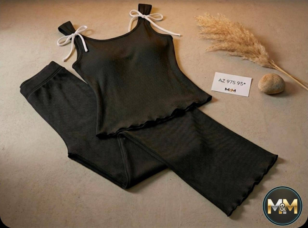 AZ75

*تكرار للمرة المليار*

*جديد وحصري ان شاء الله*

طقم ريب محزز  للبيت وللبحر ولكل عروس حابة يكون عندا قطعة مميزة 
 
بنطال خصر مطاط عريض زم 
*صدر ببيونات*
*مقاس فري سايز*
*44..36.38.40.42..


**إذا كنت صاحب هذا الإعلان وتريد حذفه لأي سبب، رجاءا أرسل رسالة إلى الدعم الفني**