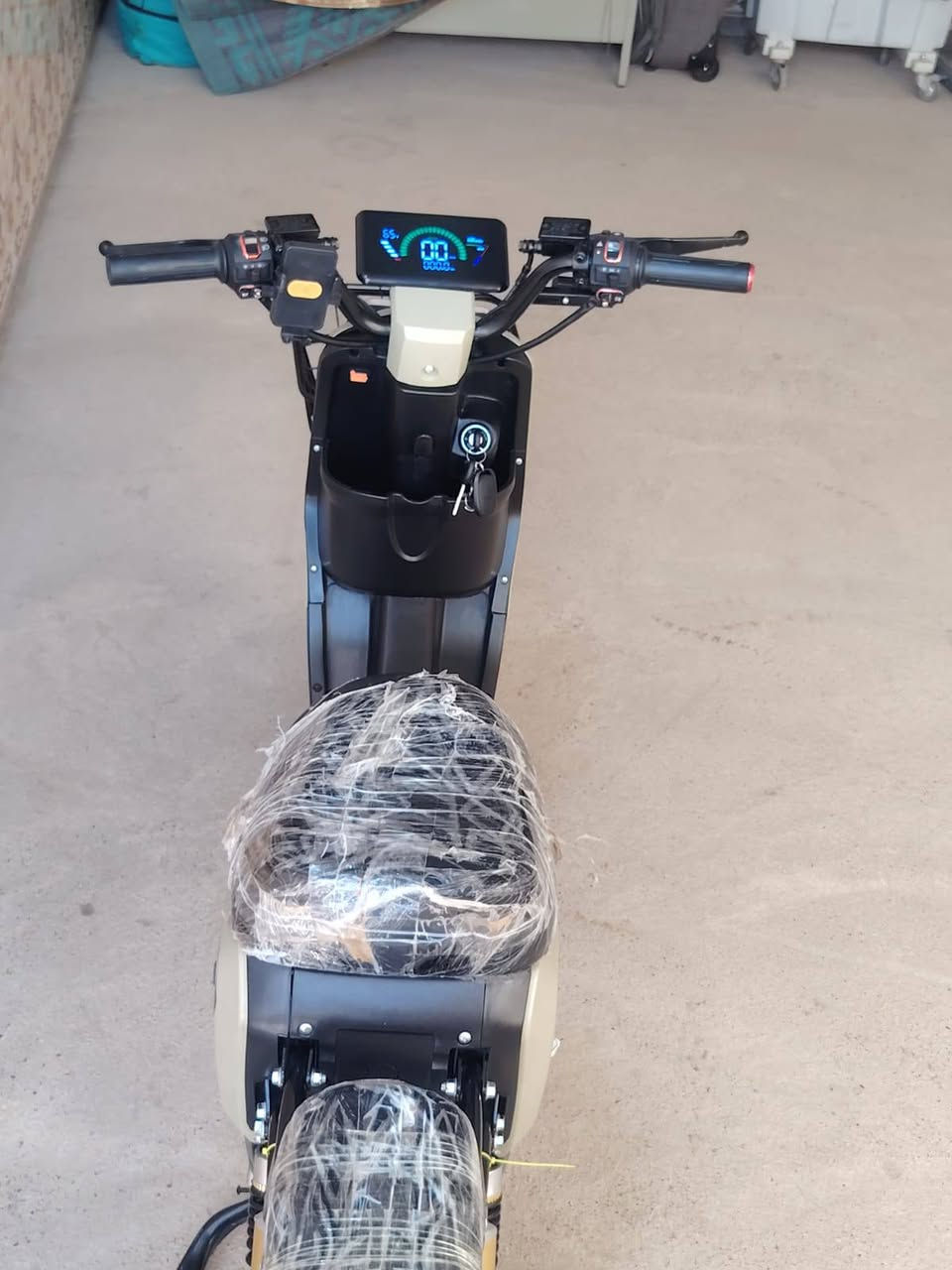 سلام عليكم ورحمة الله وبركاتة  دراجه شحن للبيع اي عيب مابيها فقط نقصها بطاريات السعر خاص او تصل ***********
