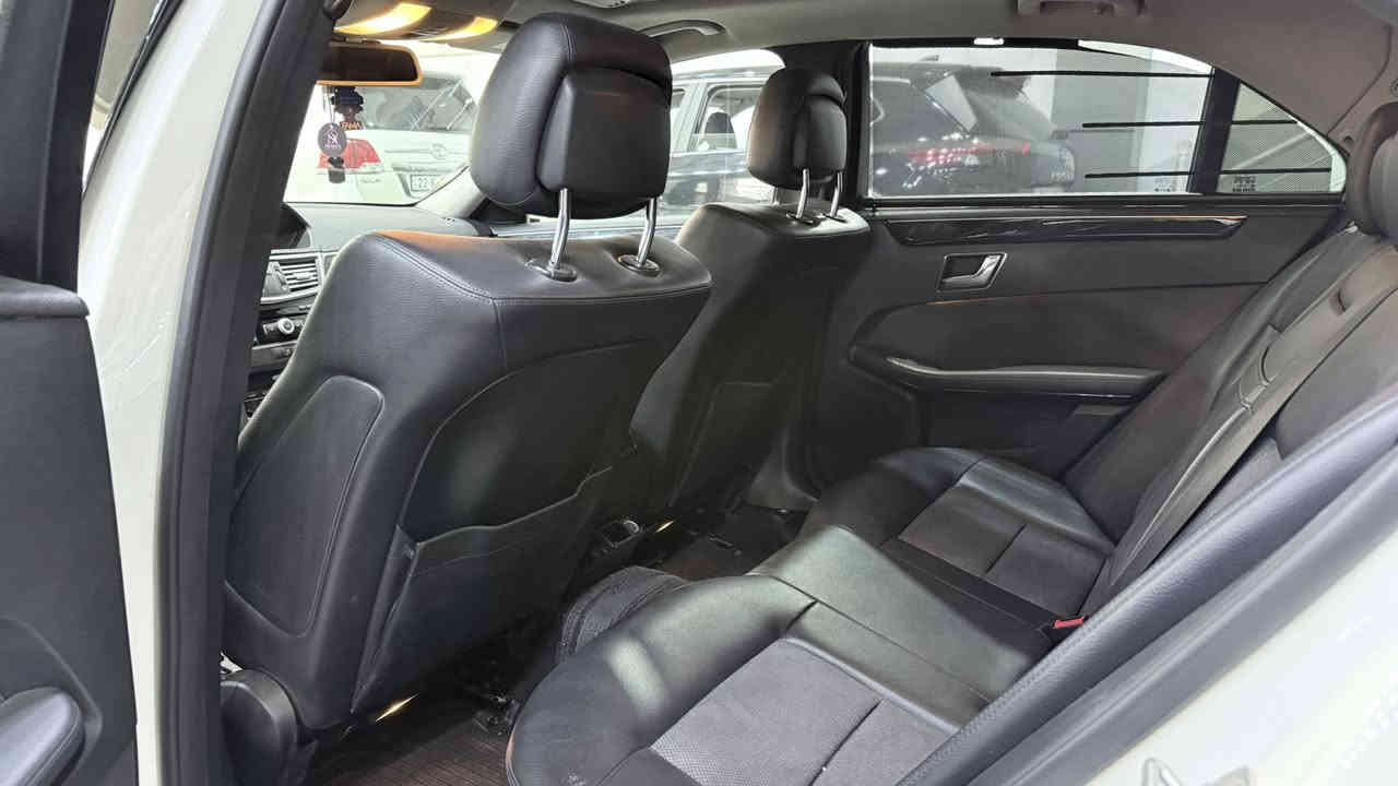 #سعر_مغرى_جدا
Mercedes E200
 
سياره مرسيدس E200
موديل 2012
سياره بيها فتحة سقف 
سيارة ماشية 232 كم
سيارة 4 سلندر المحرك 18 توربو CGI قوة الحصان 184 
التسارع: 0-100 كم/ساعة في حوالي 8.6 ثانية.
السرعة القصوى: حوالي 231 كم/ساعة.
ابواب بصمة 
كشنات تدفئة
كشنات جلد  كهرباء
كامرة خلفية 
حساسات خلفيه امامية 
بردات خلفية 
أضواء زينون LED
تمتلك الفئة التي تنتمي لها E200 2012) تصميم داخلي يجمع بين الفخامة والرياضية، مع عدادات مميزة ونظام صوتي راقٍ.
عنوان السيارة دهوك معرض ايمن

رقم الهاتف:
***********
