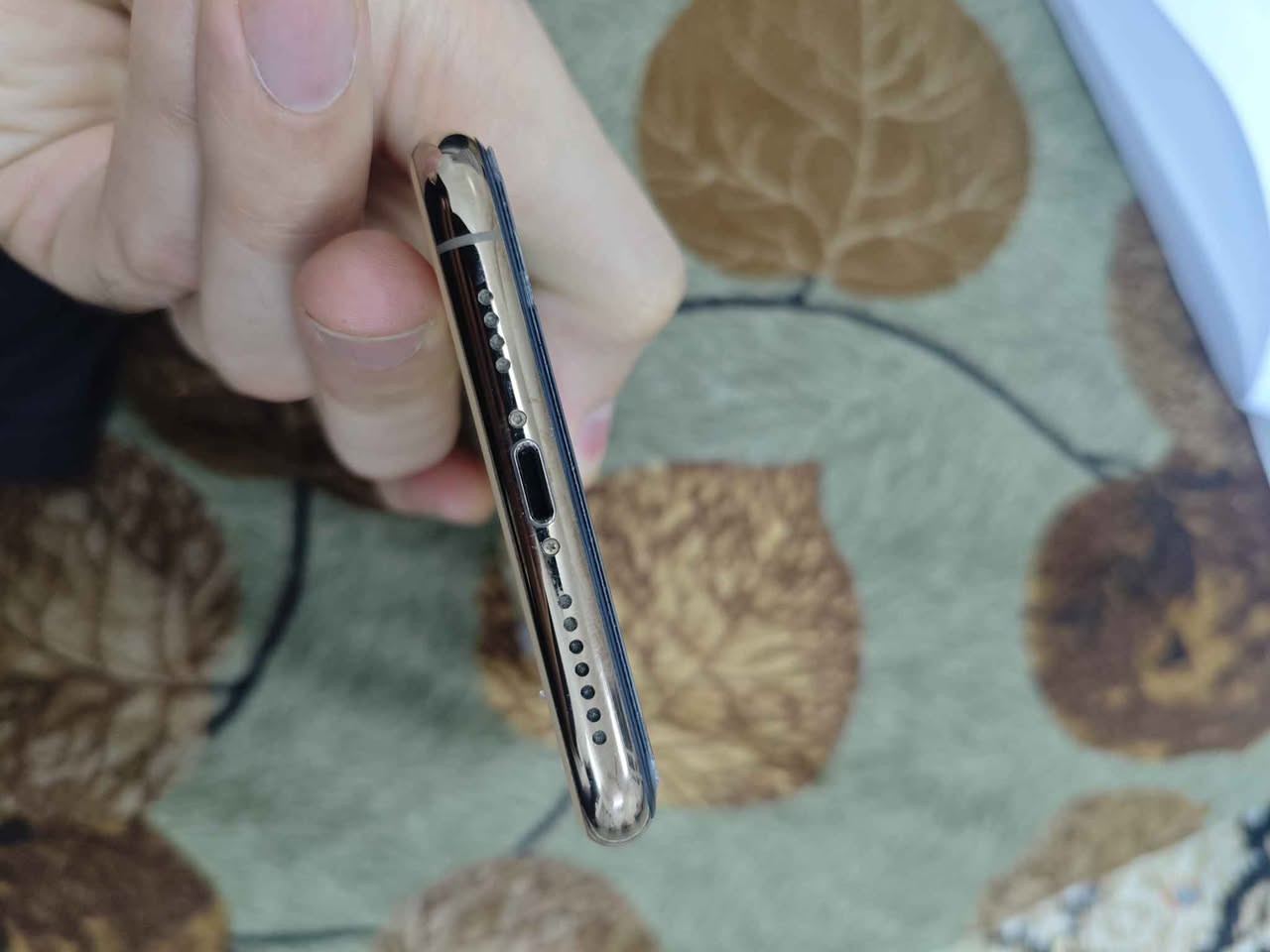 للبيع: ايفون 11 برو ماكس (iPhone 11 Pro Max) 📱

الموبايل نظيف جداً وبحالة ممتازة عدا الشاشة، وهسه اذكرلكم كل التفاصيل بكل أمانة:

الذاكرة: 256 جيجا.

نسبة البطارية: 76% (أصلية).

النظافة: الجهاز  ما بيه ولا شخط بالظهر أو الإطار، زيرو بمعنى الكلمة.

الحالة: الجهاز شغال طبيعي وما بيه أي نقص، بس الشاشة بيها طبعة بالركن الفوق مثل ما موضح بالصورة (بيها فطر داخلي وشاشة نازل بيها حبر)، واللمس شغال طبيعي وما مأثر على الاستخدام حالياً، بس للأمانة يحتاج تبديل شاشة بالمستقبل.

الجهاز للبيع على وضعيتها هذي، واليحب يستفسر أو يقدم سعره الينافس، يتفضل الخاص أو يتصل 

📍 الموقع: كركوك.
📥 للتواصل: الخاص مفتوح. كركوك, العراق


**إذا كنت صاحب هذا الإعلان وتريد حذفه لأي سبب، رجاءا أرسل رسالة إلى الدعم الفني**