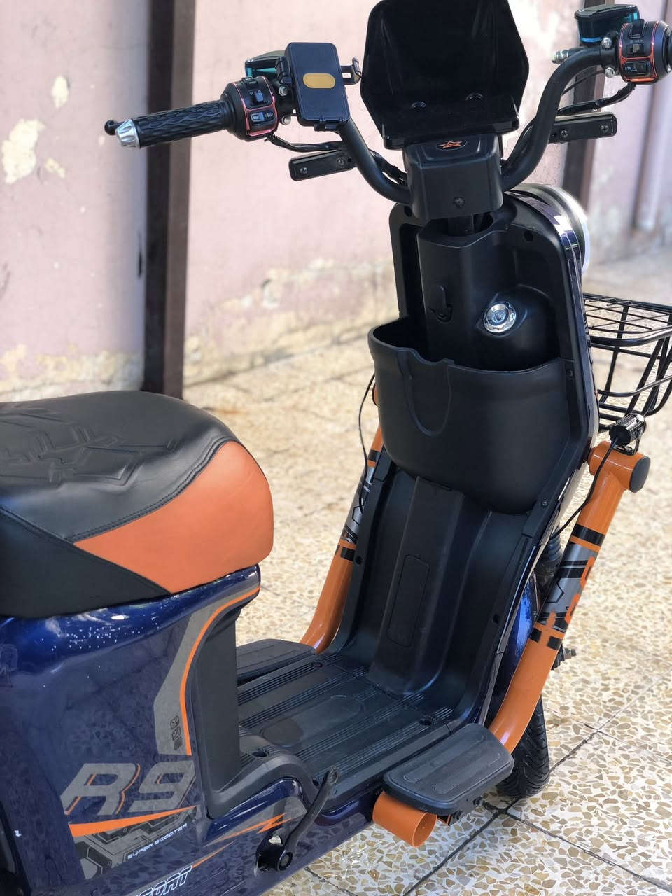 عندي هذا الماطور الشحن R9نضافه فول شرط البطاريات شرط عقل ملف شرط ماطور دمعه شرط موصفات فول السعر 450 وبيه مجال للشراي الامو شراي لا يدخل خاص ماطور جديد ما مستخدم شهر مكاني موصل حي المحاربين قرب مسبح الابراج الرقم ***********
