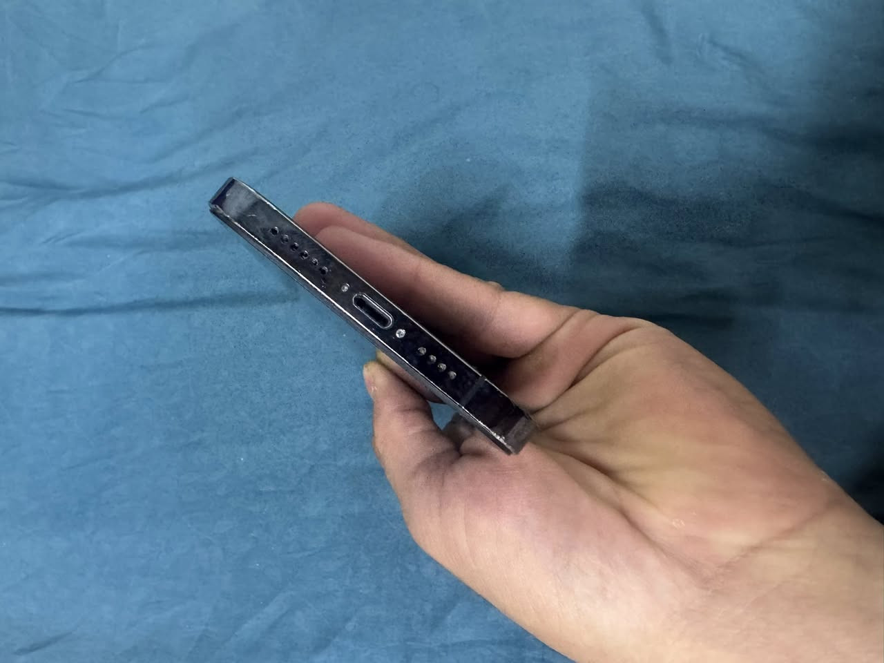ايفون 12برو ماكس ذاكره 128 بطاريه 100 مبدله جهاز نضافتو زينه مبدل شاشه وبطاريه وكامره x5بيها شويا وصخ للبيع لون نيلي تك سيم للتفاصيل اتصال *********** جهاز اصلي نموذج MAA فيس ايدي شغال

