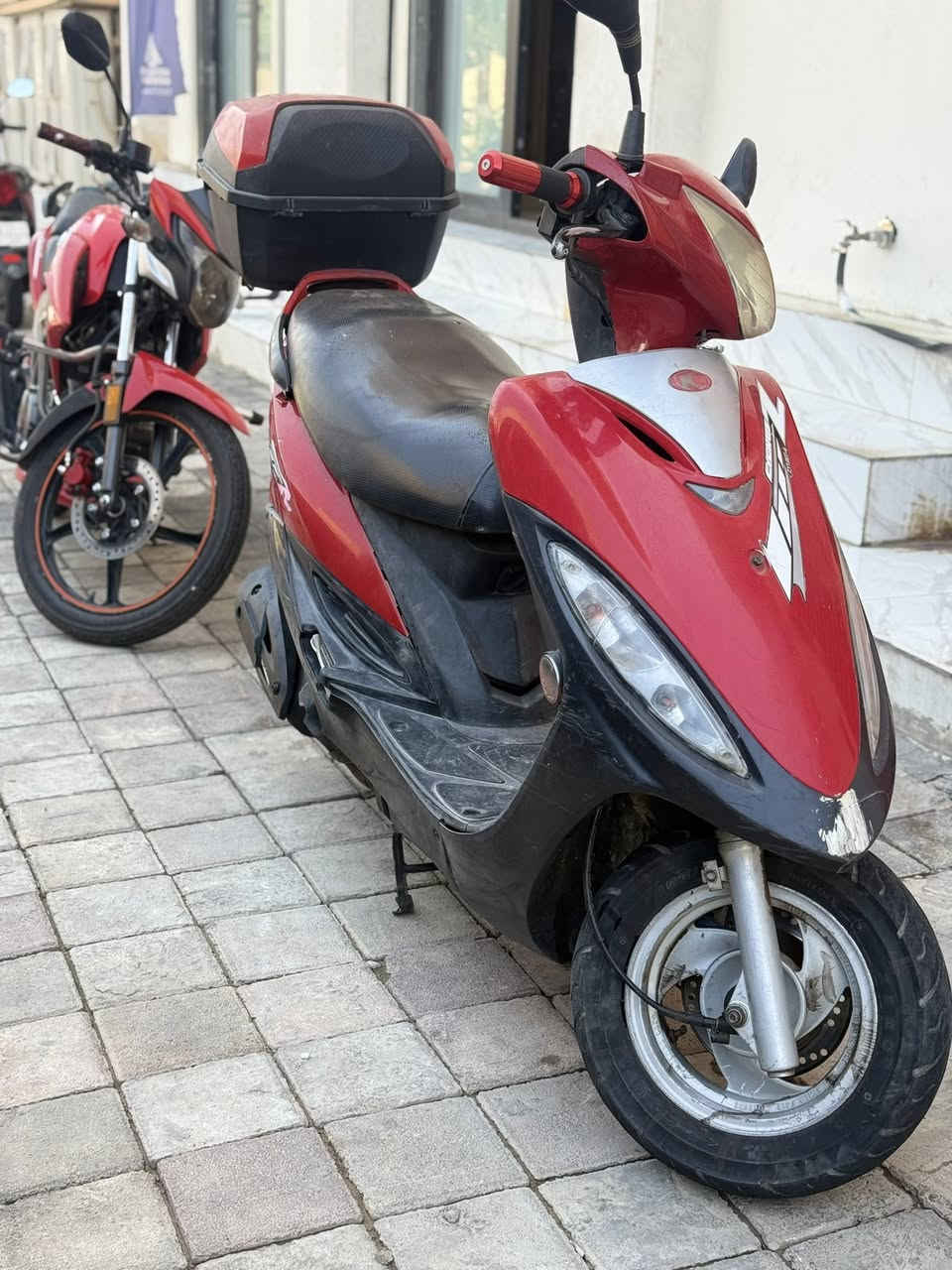 سلام عليكم. كايمكو جي فور محرك زين شغال كلشي  بدون اوراق السعر 400 وبي مجال  مكان الرمادي حي بكر ***********
