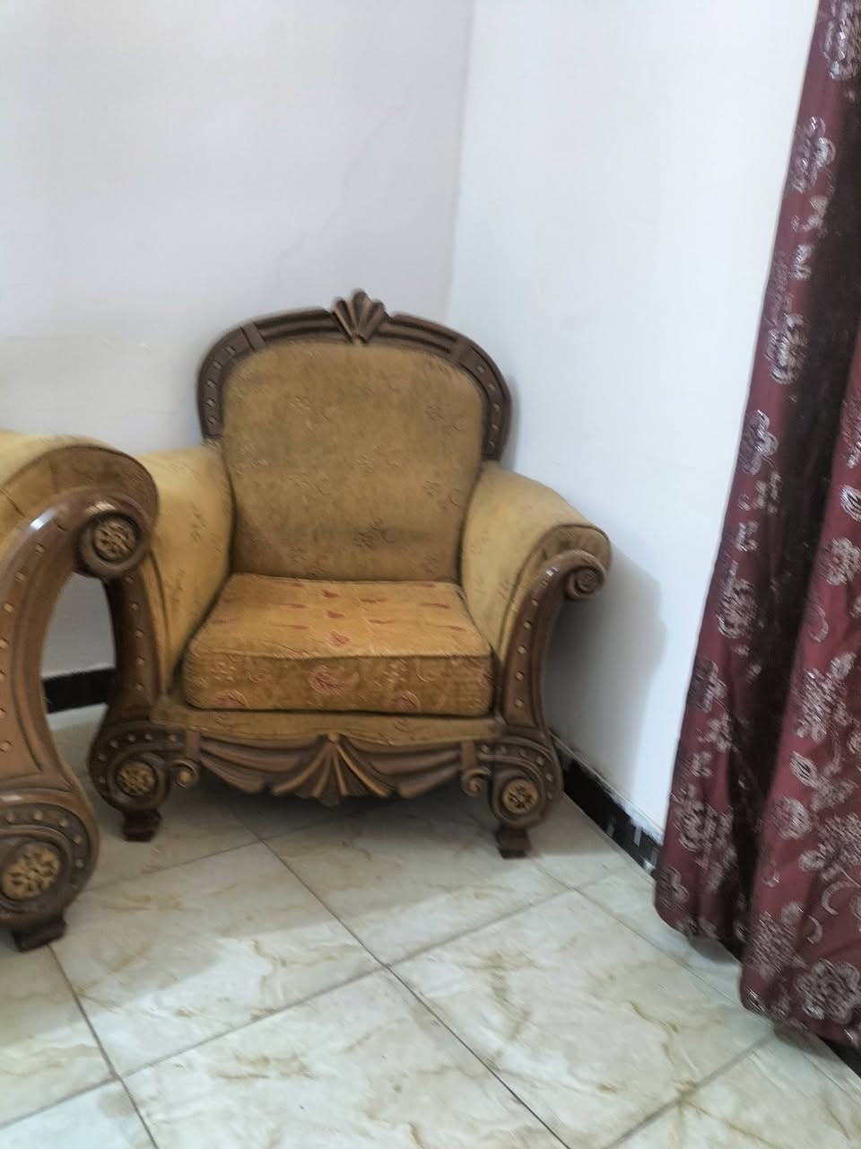 السلام عليكم  عندي تخم تسكام
2وسط 
2 كراسي 
وحده كبيره وسطيه 
خشب اصلي مينكسر
 مابي ضرر
 اسفنجه اصلي
  السعر/ ب180 الف 
للاستفسار او الشراء
 واتساب/ ***********
