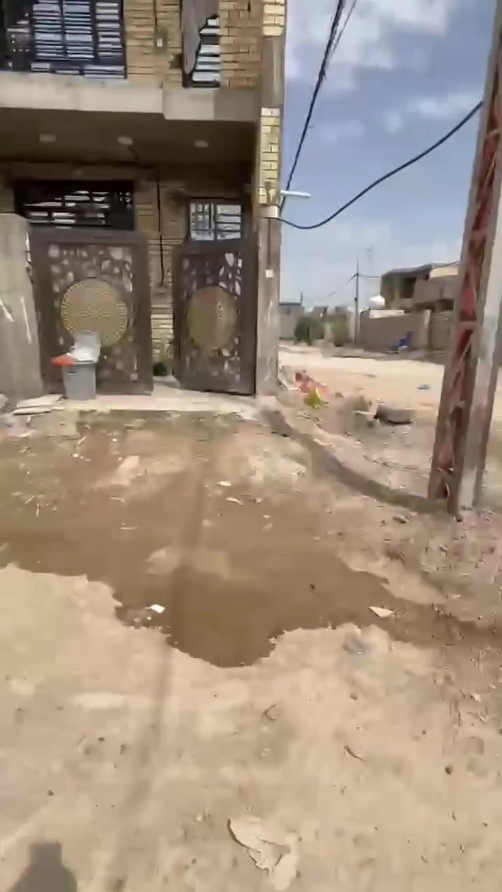*_﷽  
اللهم صلِّ وسلم على محمد وآله الطيبين الطاهرين_*
🏷️ *بيت للبيع*  
📍 *العنوان:* بغداد | أبو غريب – حي المهندسين  
🛣️ *الموقع:* ركن 3 فروع، قريب على سريع أبو غريب – مسافة تقريباً 100م  
📐 *المساحة:* 100م²  
↔️ *الواجهة:* 7ونص متر  
📏 *النزال:* 20 متر  
🏗️ *النوع:* ركن، موقع ممتاز  
🏢 *التقسيم:*  
*الطابق الأرضي:*  
 استقبال غرفة مطبخ بيه حولي  
 حمام   ترك  حمام خارجي  
*الطابق الأول:*  
- غرفة  حمام  حولي  بلكونة  
*السطح:*  
- سطح ثاني كامل  
✅ *مميزات:*  
- ركن 3 فروع = تهوية وإضاءة ممتازة  
- قريب على الشارع السريع  
- مناسب للسكن والعوائل  
💵 *السعر:* 145 مليون  
📌 *عمولة المكتب:* 1%
🏡 *عقارات الواثق*  
📞 *************  
🗺️ *موقعنا:* https://maps.app.goo.gl/KakWSJHBycwkQHiG8  
*@الجميع*
