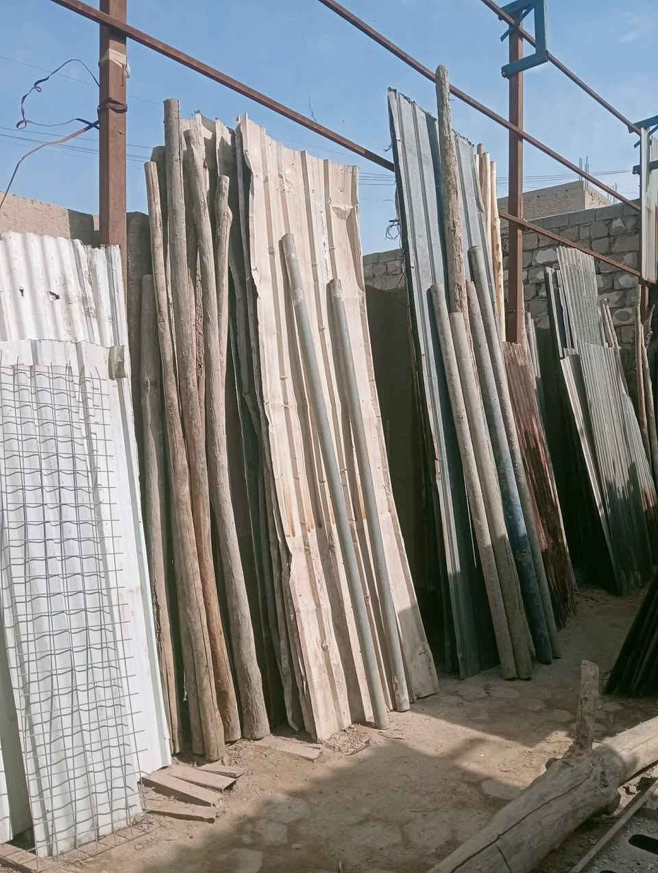 سلام عليكم عندي جينكو وتكم حديد وخشب وعمدان وخشب وسيور
المكان/بغداد الفضيلية 
هــ/***********
