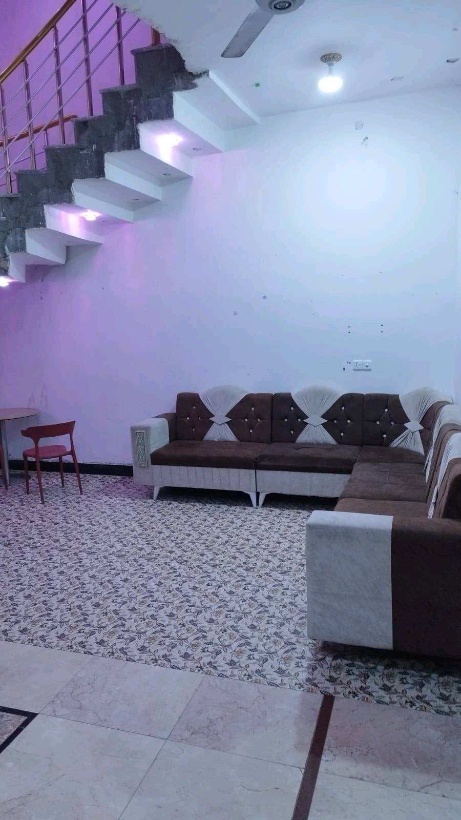 سلام عليكم لبيت مكان تنومه جزيره فيروزه قرب جسر مشايخ شارع عشرين ، يحتوي على اربع غرف ومطبخ وديوان وحمامات 3 جوه واحد خارجي        وصاله مساحه لبيت أكثر من 150 ،،،بناه طابقين بناه طابوق 180بي مجال

للاستفسار اكثر المراسلة على ***********