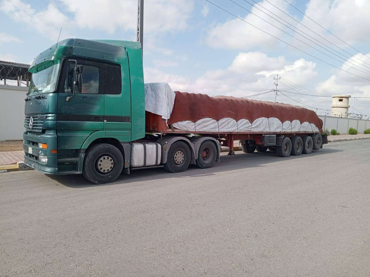 السلام عليكم عربانه اوربيه للبيع طول 13/60 اربع دناگير حرفش طخم تاير كامله كهربائيات وهوه  مكفوله من الفطر والكسر  هسه محمله 50 طن هاي الي بصور سعره 53 وبيه مجال مكان الانبار القائم ***********
