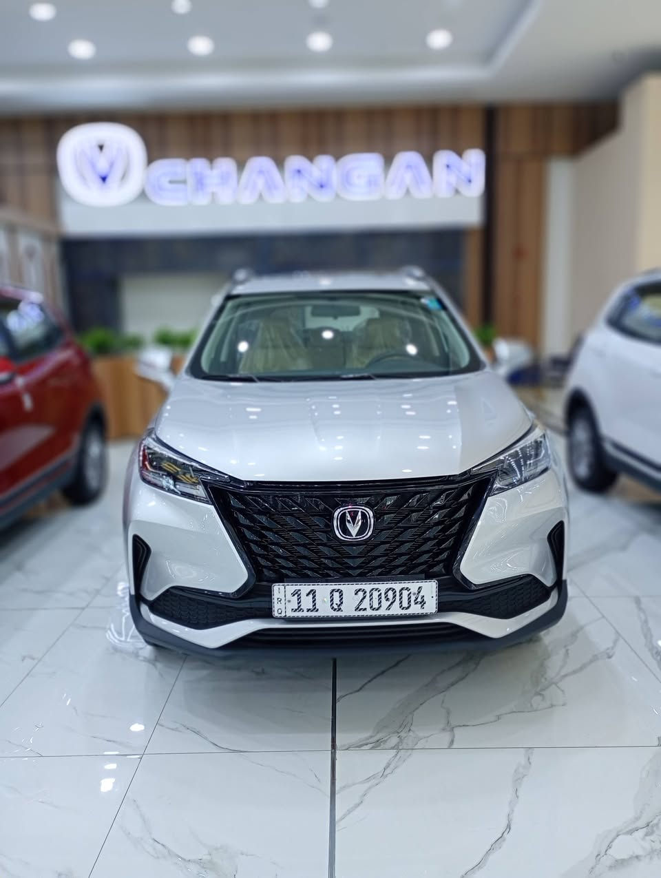 سيارة شانجان CS15 هي سيارة كروس أوفر مدمجة تتميز بمحرك 1.5 لتر بقوة حوالي 105-107 حصان، وتأتي بناقل حركة أوتوماتيكي 5 سرعات، وتوفر تجهيزات مثل شاشة لمس، كاميرا خلفية، فتحة سقف (في الفئات العليا)، وميزات أمان مثل نظام الثبات الإلكتروني، لكنها قد تعاني من عزل صوتي ضعيف للمحرك وتسارع متوسط.
المواصفات الأساسية:
المحرك: 4 أسطوانات، سعة 1500 سي سي (1.5L).
القوة: حوالي 105-107 حصان.
العزم: 145 نيوتن متر.
ناقل الحركة: أوتوماتيكي 5 سرعات (DCT).
نظام الدفع: أمامي (FWD).
السرعة القصوى: غير مميزة بشكل كبير.
استهلاك الوقود: اقتصادي نسبيًا (حوالي 6.6 لتر/100 كم). 
التجهيزات والكماليات (تختلف حسب الفئة):
الأمان: وسائد هوائية، فرامل مانعة للانغلاق (ABS)، نظام الثبات الإلكتروني (ESP)، برنامج التوازن عند المرتفعات، نظام مراقبة ضغط الإطارات، وأجهزة تحذير مسافة خلفية.
الترفيه والتكنولوجيا: شاشة لمس (7 أو 9 بوصة)، بلوتوث، USB، عرض الهاتف، كاميرا خلفية.
الراحة: مكيف هواء، فتحة سقف بانوراما (في الفئات الأعلى)، تحكم كهربائي بالمقاعد، فرش جلد (في الفئات الأعلى)، مثبت سرعة.
الشكل الخارجي: مصابيح هالوجين، جنوط مقاس 16 أو 17 بوصة، حامل سقف. 
نقاط القوة والضعف: مميزات: قيادة مريحة، تصميم جيد،
للاستفسار اتصال ع رقم مستشارة المبيعات 
☎️📞***********
