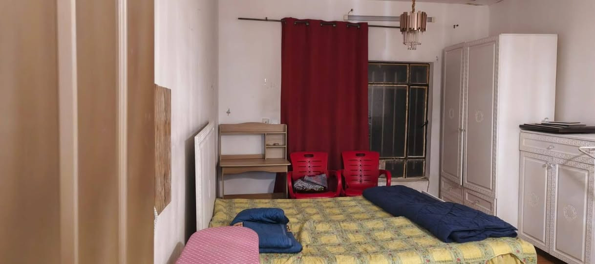 دار 100م للبيع حي الجهاد الطائي خلف مصرف النهرين يحتوي ع 4 نوم خدمات عدد 2 صاله ومطبخ ومناور مدخلين الدار اضافه الى مطبخ جاهز تركي مع الدار للاستفسار اتصل ع *********** شركه المستقبل للعقار
