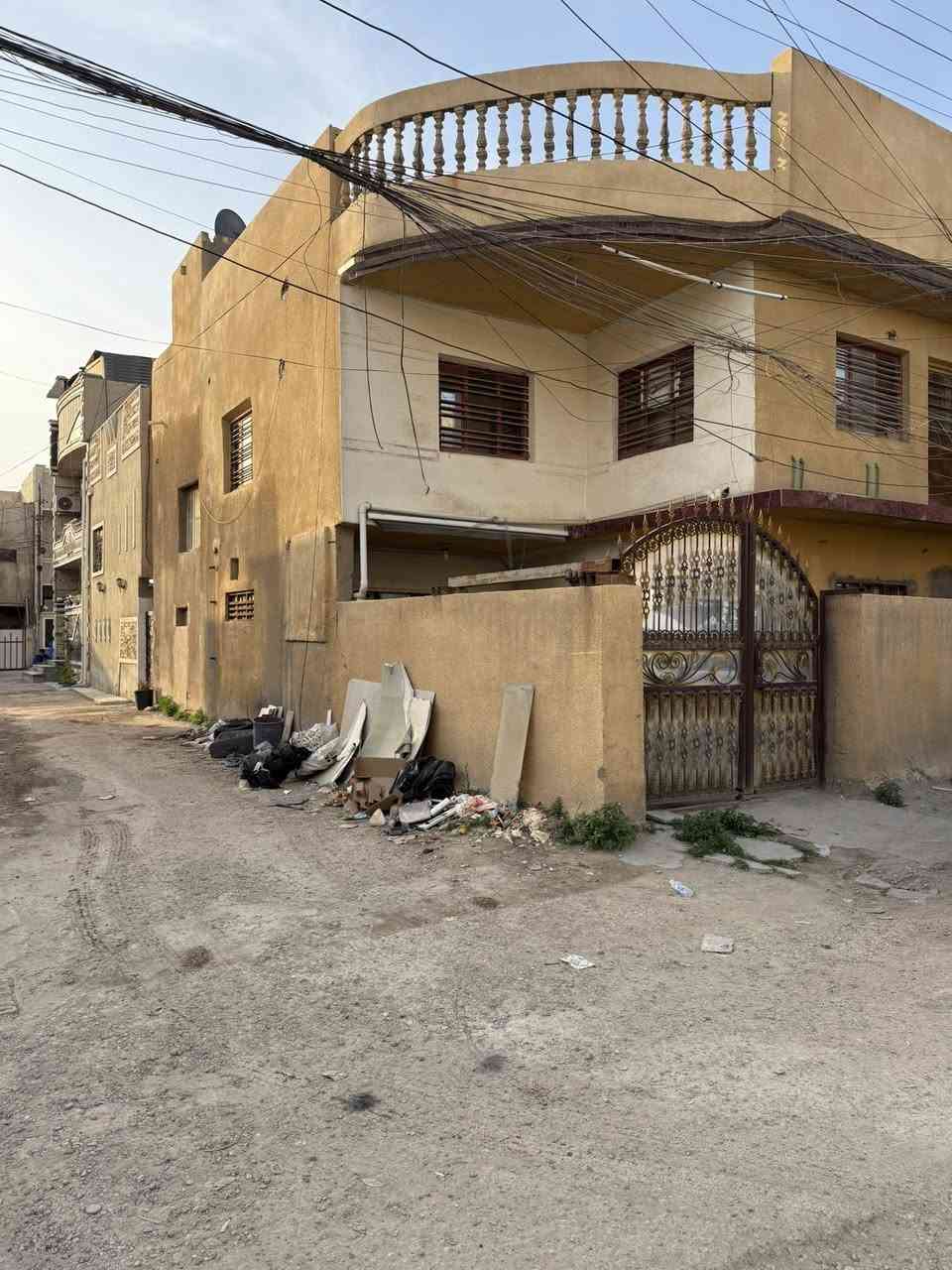 � فرصة مميزة للبيع – بيت ركن بموقع استراتيجي
📍 سبع أبكار – قرب الهبي دي
📄 سند مستقل 100% جاهز للنقل

✨ بيت ركن مميز على شارعين، عرض كل شارع 10 متر
مما يوفر تهوية ممتازة، إنارة طبيعية.

📐 المساحة: 117 م²
📏 الواجهة: 8 متر
📏 النزال: 14.55 متر

🏗️ البناء: صب حديث (مو عكادة) 

🔹 يتكون من:
• 4 غرف نوم مريحة
• صالة واسعة
• مطبخ عملي
• حمام
• 🚗 كراج سيارة

✔️ تصميم ذكي واستغلال مثالي للمساحة
✔️ مناسب للسكن العائلي الراقي
✔️ خيار ممتاز للاستثمار بسبب الركنية والموقع الحيوي

📞 للاستفسار والحجز: (***********)
