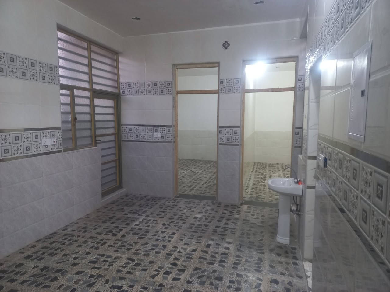 بيت للايجار مساحة ١٥٠م غرفتين نوم وصاله ومطبخ حار وبارد وحمام داخلي وخارجي للإستفسار *********** حي بدر
