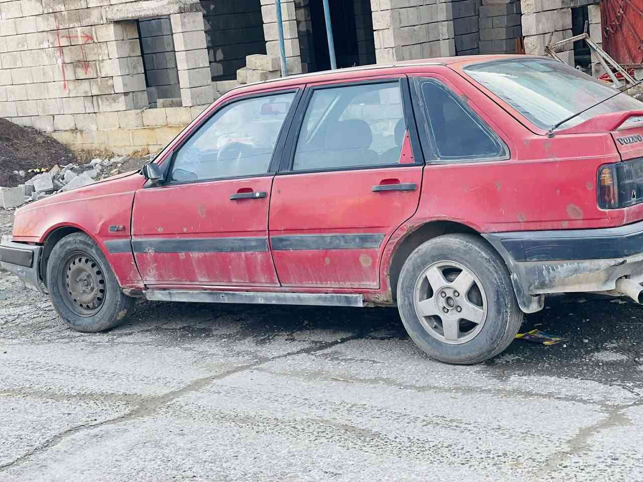 السلام عليكم سياره فالفو موديل  1991حجم 440 سنويه واجهه كاربون بنزين رقم فحص كير محرك شرط السعر 13 ورقه الاستفسار اتصال على هذا الارقم *********** /***********
