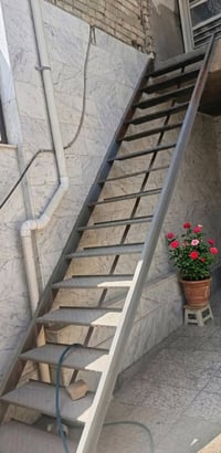 للبيع  درج حديد طوله ٦ مترات 07706019557