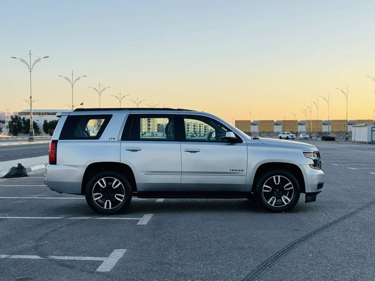 تاهو موديل 2015 اصل وأرد أمريكي حادثه جاملق وبنيد بدون دواخل وباقي سياره كفاله من ضربه وتبديل بيه ثلاث قطع كلير فقط سعره 268 وبيه مجال رقم هاتف ***********موصفات سياره LSZفول واحد على واحد فتحه سقف شاشه ماميه شاشه خلفيه مثبت سرعه بصمه تشقيل بصمه ابواب كشنات جلد كشنات كهربائي حساسات خلفية ماميه تشقيل عن بعد رادارات امامي وخلفي وجاني تبريد تدفئه كشنات رادار بل مري ثلج داخليه ثلاث قطع تبريد 7راكب تحكم استيرن محرك وكير كفاله حداديه تخم تاير جديدات مكان سياره كربلاء مكلف بل نشر
