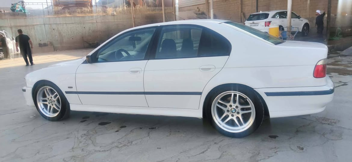 Bmw سەقەر
فول مواسفات سڵایت و ئۆتۆماتیک و جام کارەبایە
 چوار تایەو ویلی دوو سایزی لۆکی لەژێرە
مەکینە ٥٢٨ ە
مۆدیل ١٩٩٨ 
دەعم و لێدراوی نی یە
حیزام سبوخە لەسەر ساغی 
گێڕو مەکینە و تەبرید و کارەبایی و تەقەو ڕەقەی بەشەرت تازە هەزە کراوە بێ نوقوستانی یە 
هەیکەل و ناو و دەشبوڵی زۆر جوانە   
سەیارەکە ناو ڕەشە
سەنەوی تازە بەسەر چووە  
 سعری  95 معامەلە  ژم*********** السليمانية, العراق
