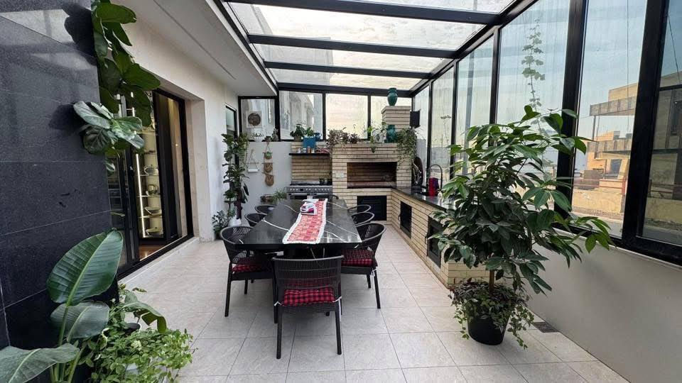 🏡 بيت للبيع 

📍 المساحة: 357 متر

يقدّم هذا البيت الفاخر مزيجاً مثالياً من الراحة، الفخامة، والخدمات الحديثة، جاهز للسكن ومؤثث بالكامل.
السعر   40دفتر بي مجال.    فلا
✨ المواصفات:
 • 🛏 4 غرف نوم سويت
 • 🔥 نظام شوفاج متكامل للتدفئة
 • 🔌 سستم غاز مركزي
 • 🧹 مكنسة مركزية
 • ☀️ طاقة شمسية فعّالة
 • 🏊 مسبح خاص
 • ساونا 
•مدفئة 
• 🛋 البيت مؤثث بالكامل

🏡 منزل جاهز للسكن فوراً، بتصميم أنيق وتشطيب عالي الجودة، ومثالي

للاستفسار:-
***********
***********
 واتساب زيدان

