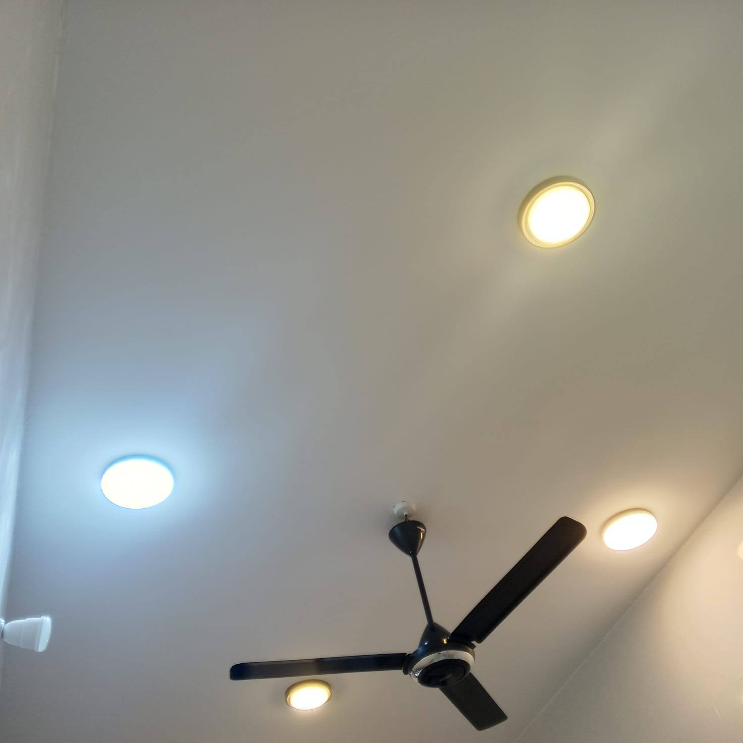 السلام عليكم صباغ متفرغ حاليآ اشتغل صبغ خارج واجهيات وداخل تصليح رطوبه جلي حياطين شغل نضيف موجود كادر كامل راسلني ودلل *********** متوفر واتساب
