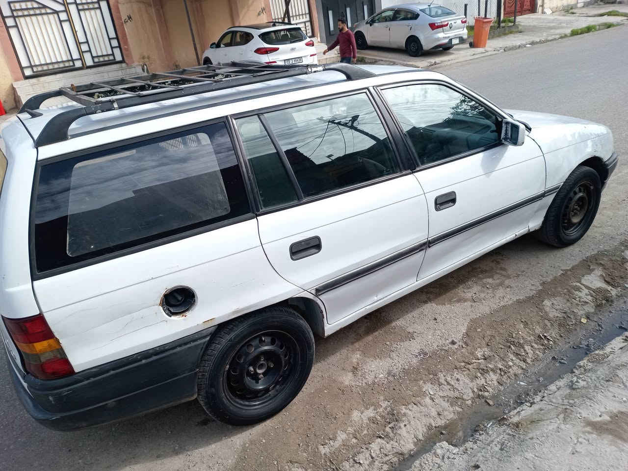 سيارة للبيع استرا موديل 93العنوان موصل جانب الايسر حي صدام الرقم ***********
