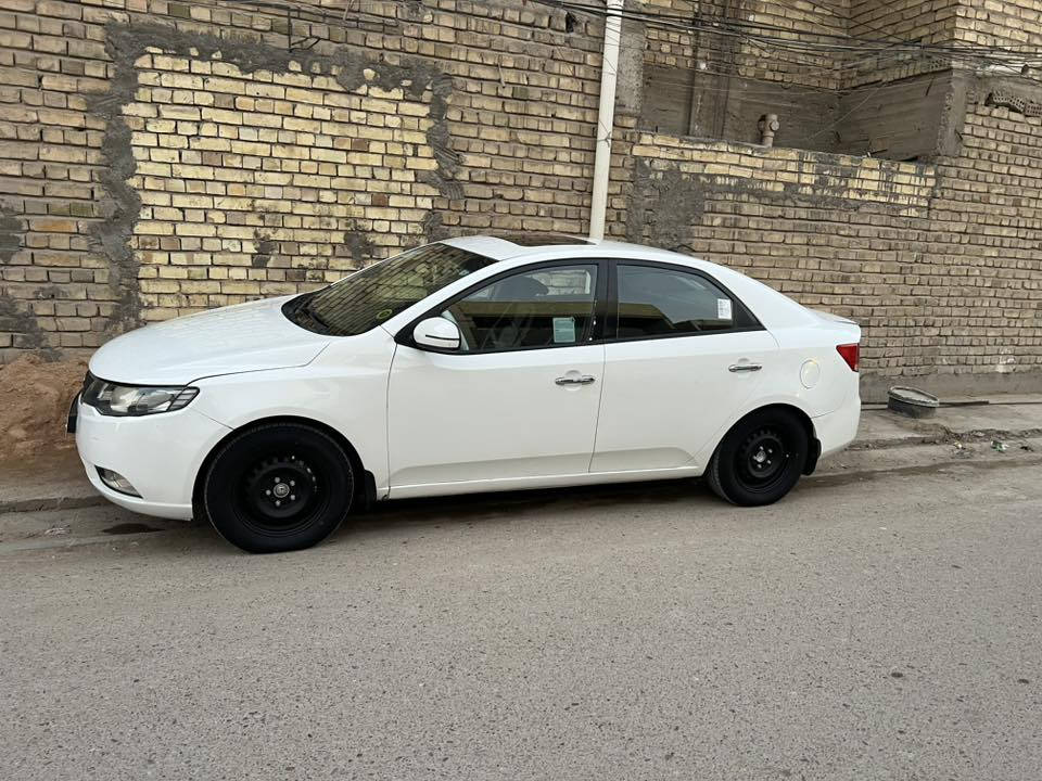 السلام عليكم
سيراتو 2013 محرك 1.6 خليجي رقم اربيل الجديد سنوية لغاية 2029 بسمي السنوية فول مواصفات عدا البصمة 
سلايت روف شفتات سرعة حساسات شاشة اندرويد وكامرا داخل جديد تخم ويل وتاير قبل سبوع شديته مكينة وكير لوك وتبريد ثلج
صدر امامي خلفي مع الدبلات جديد قبل شهر شديته ادامة كاملة لمنضومة البانزين السيارة بيها طخطخات بسيطة ومصلحة 
السعر 100 وبيها محال بسيط 
عنوان بغداد الغزالية 
***********
